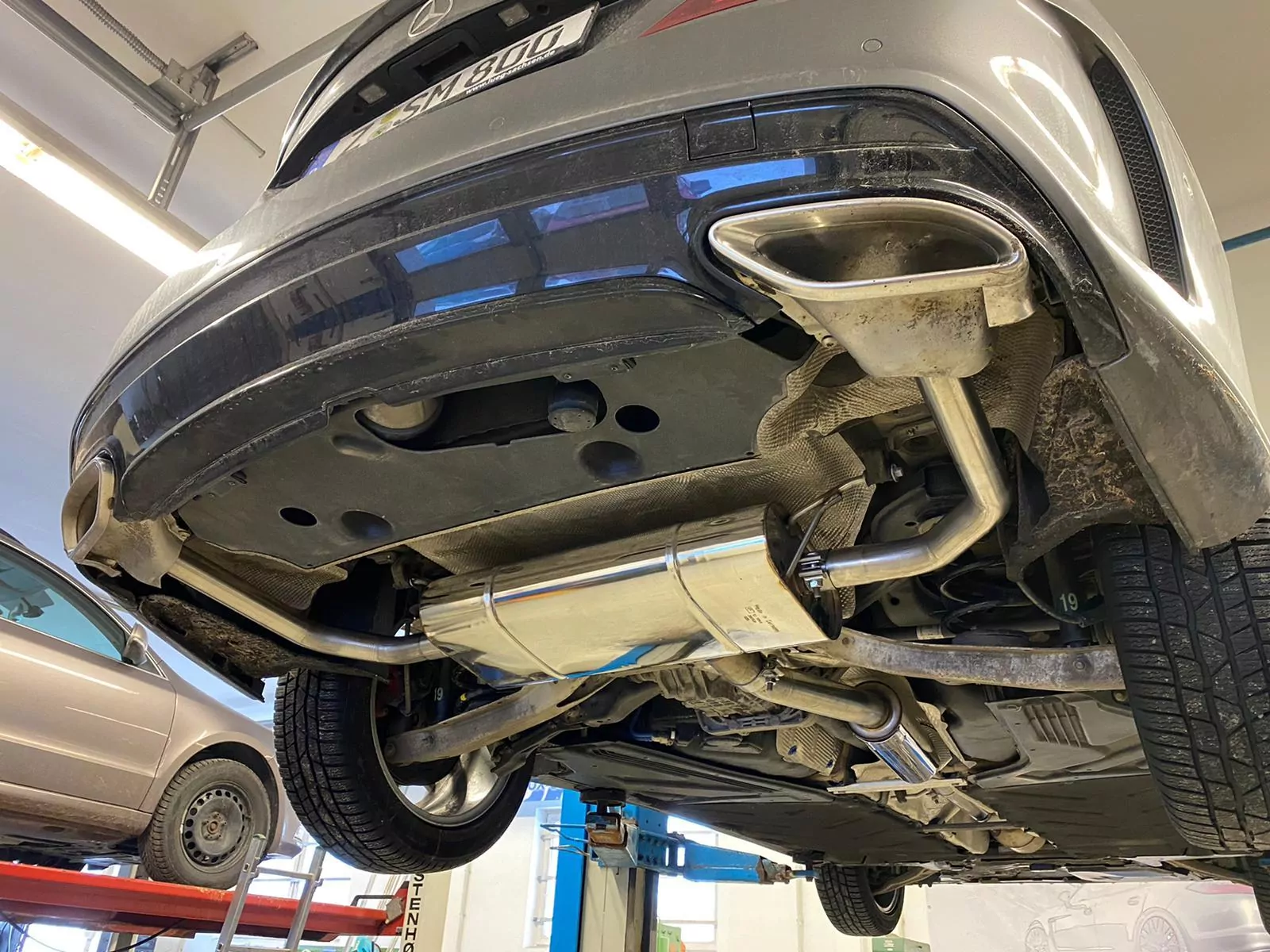 Mercedes CLA - C117/ X117 - AMG 45/ AMG-Line - 4-matic  Endschalldämpfer quer Ausgang rechts/links für Modelle mit AMG45 oder AMG-Line Endrohre - Endrohre in originaler Stoßstange