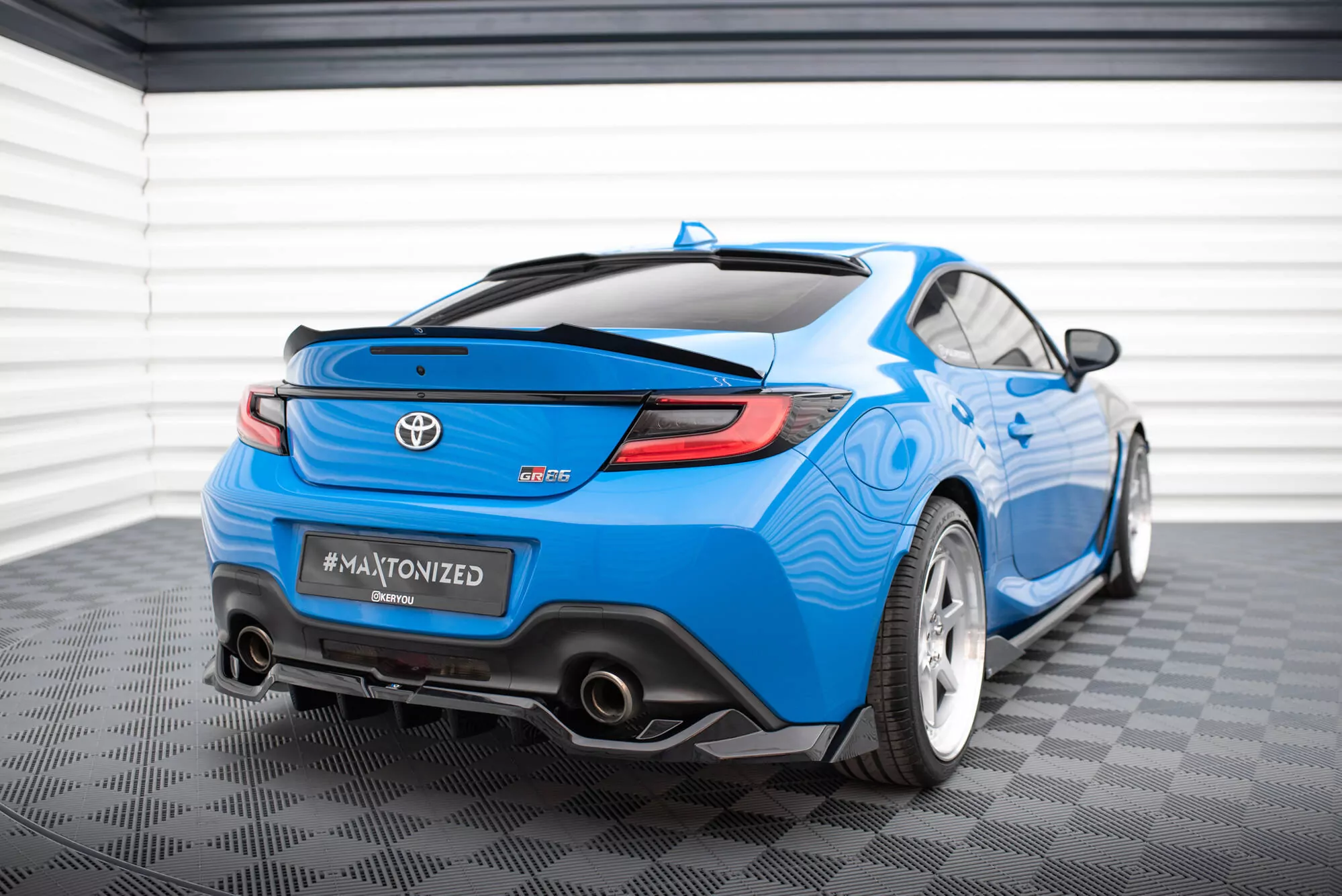 Hinten Splitter (mit Einem Vertikalem Balken) V.3 Toyota GR86 Mk1 Schwarz Hochglanz