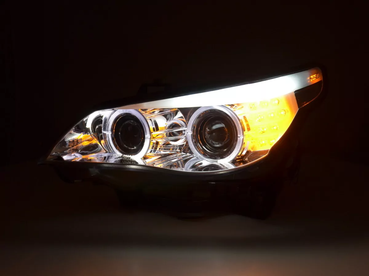 Scheinwerfer Set Xenon Angel Eyes LED BMW 5er E60/E61 Bj. 05-08 chrom für Rechtslenker