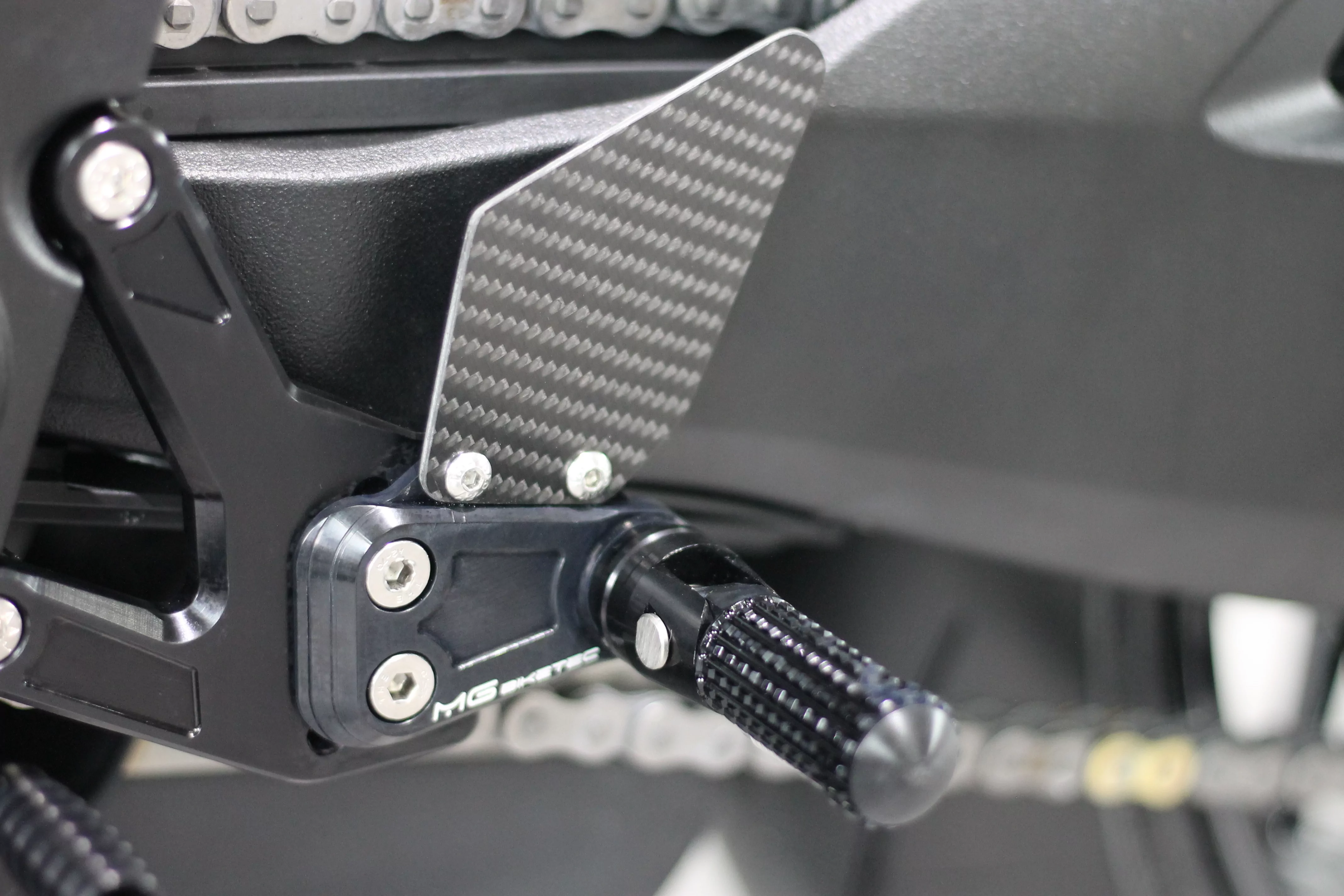 MG Biketec Sportfussrastenanlage / Rastenanlage / Fußrastenanlage mit ABE, gültig in D - A - CH für Triumph Speed Triple 1200 RS / RR ab 2021