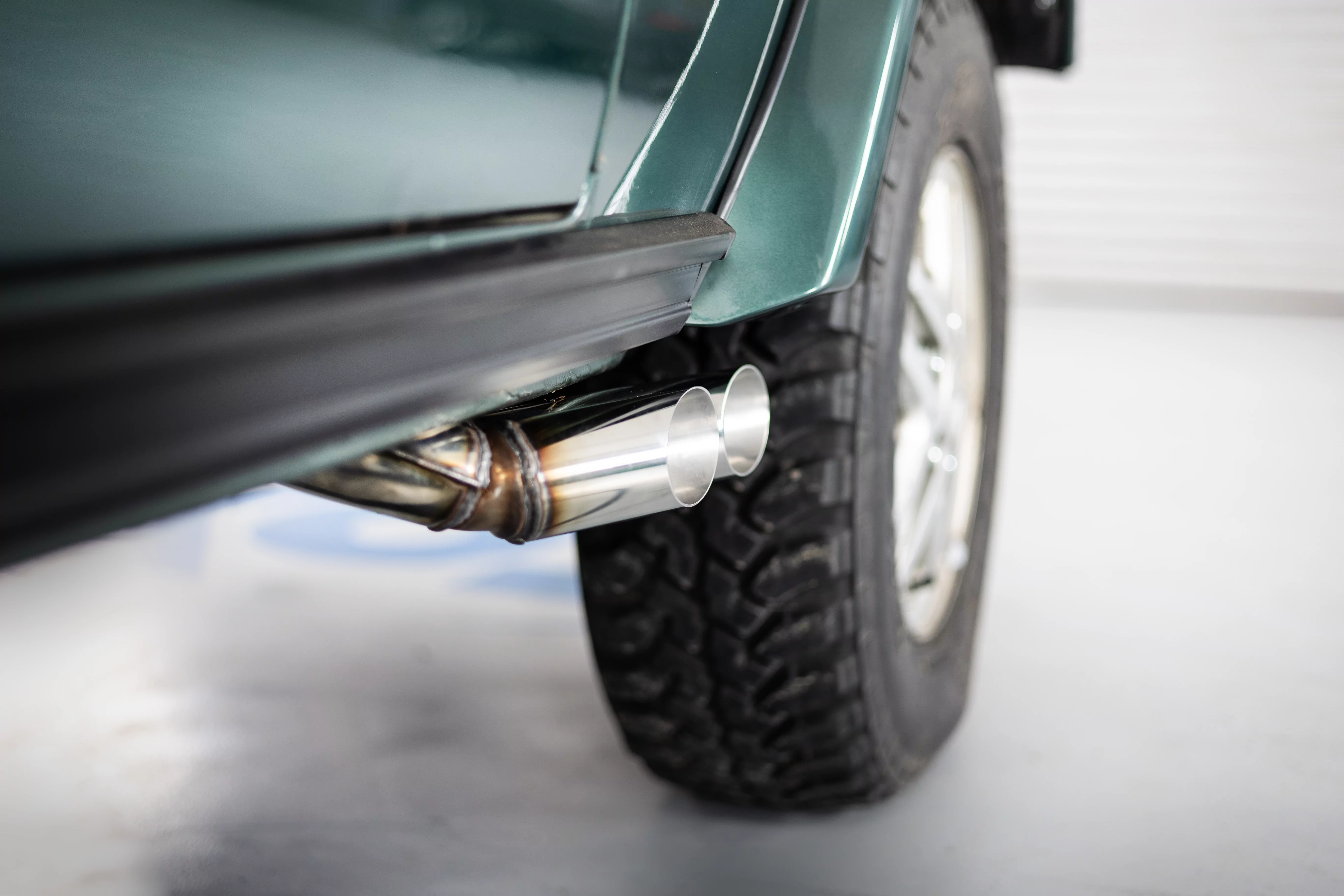 Mercedes G-Klasse 463 - 300 GD  Komplettanlage bestehend aus Krümmerrohr, Vorschalldämpfer und Endschalldämpfer inklusive Montagematerial - Endrohre 2x63mm Typ 14 - Für Modelle mit kurzen Radstand und ohne Trittbrett.