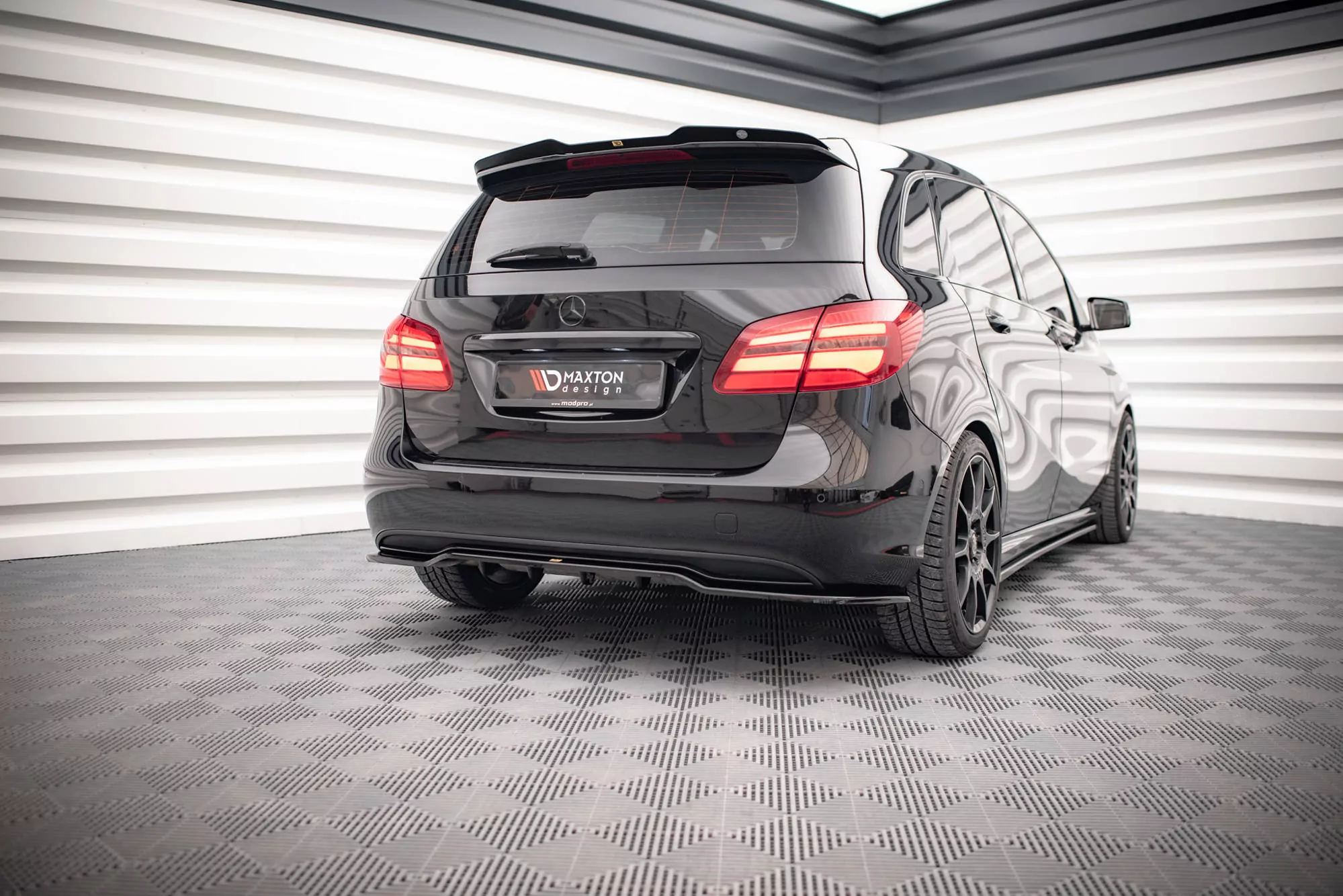 Hinten Splitter (mit Einem Vertikalem Balken) Mercedes-Benz B W246 Facelift Schwarz Hochglanz