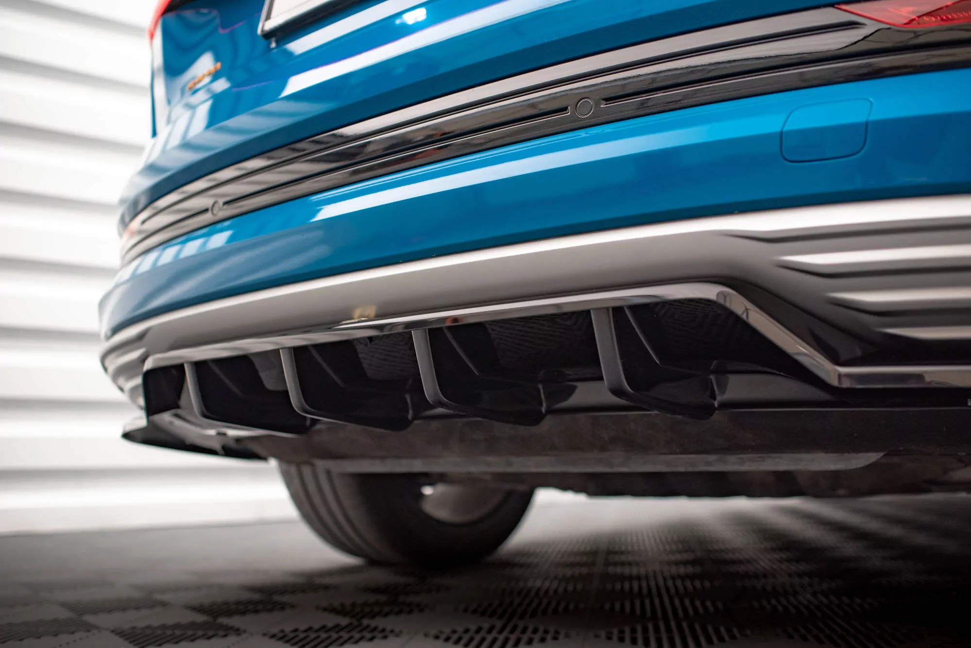 Hinten Splitter (mit Einem Vertikalem Balken) Audi E-tron Schwarz Hochglanz