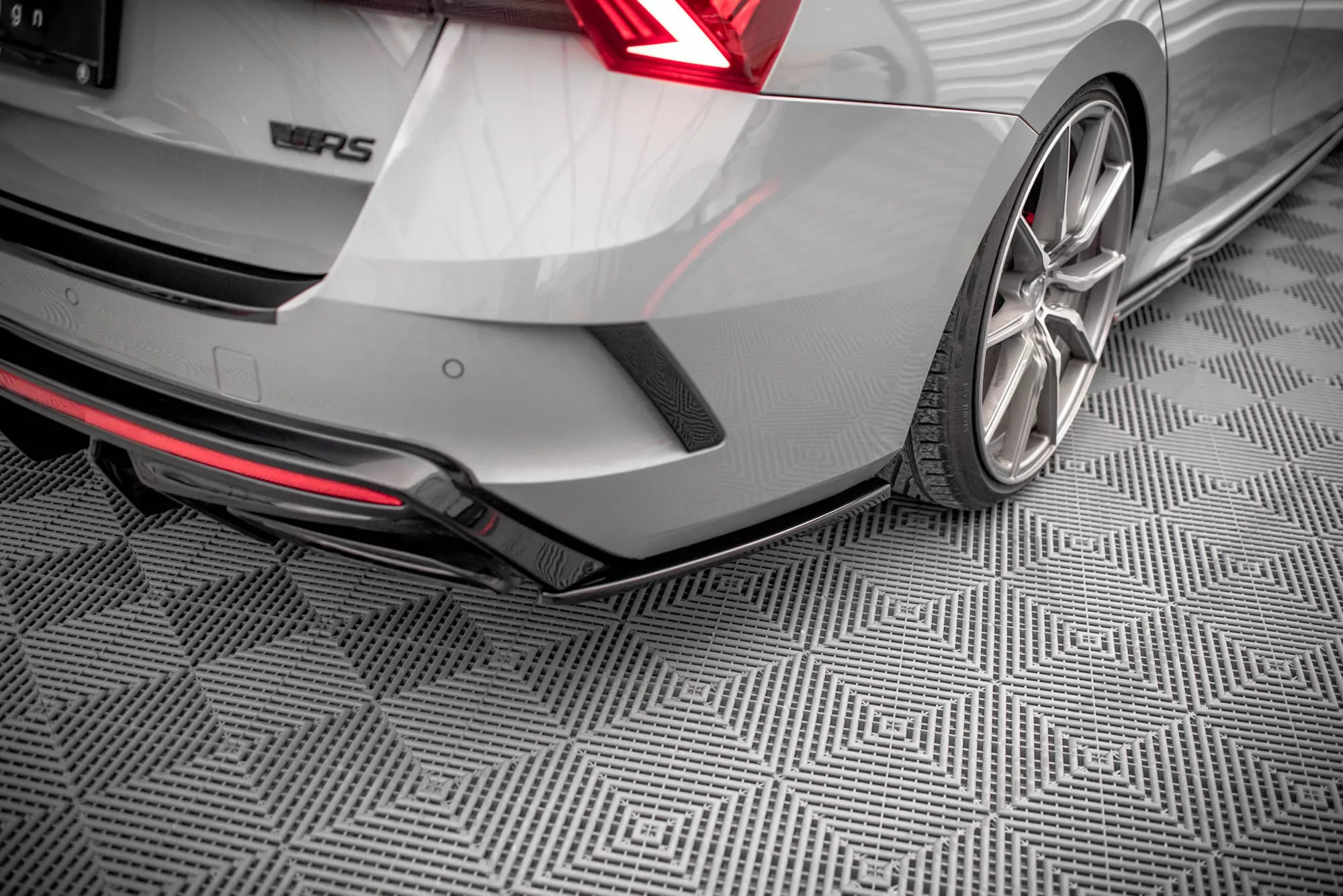 Heck Ansatz Flaps Diffusor V.4 Für Skoda Octavia RS Mk4 Schwarz Hochglanz