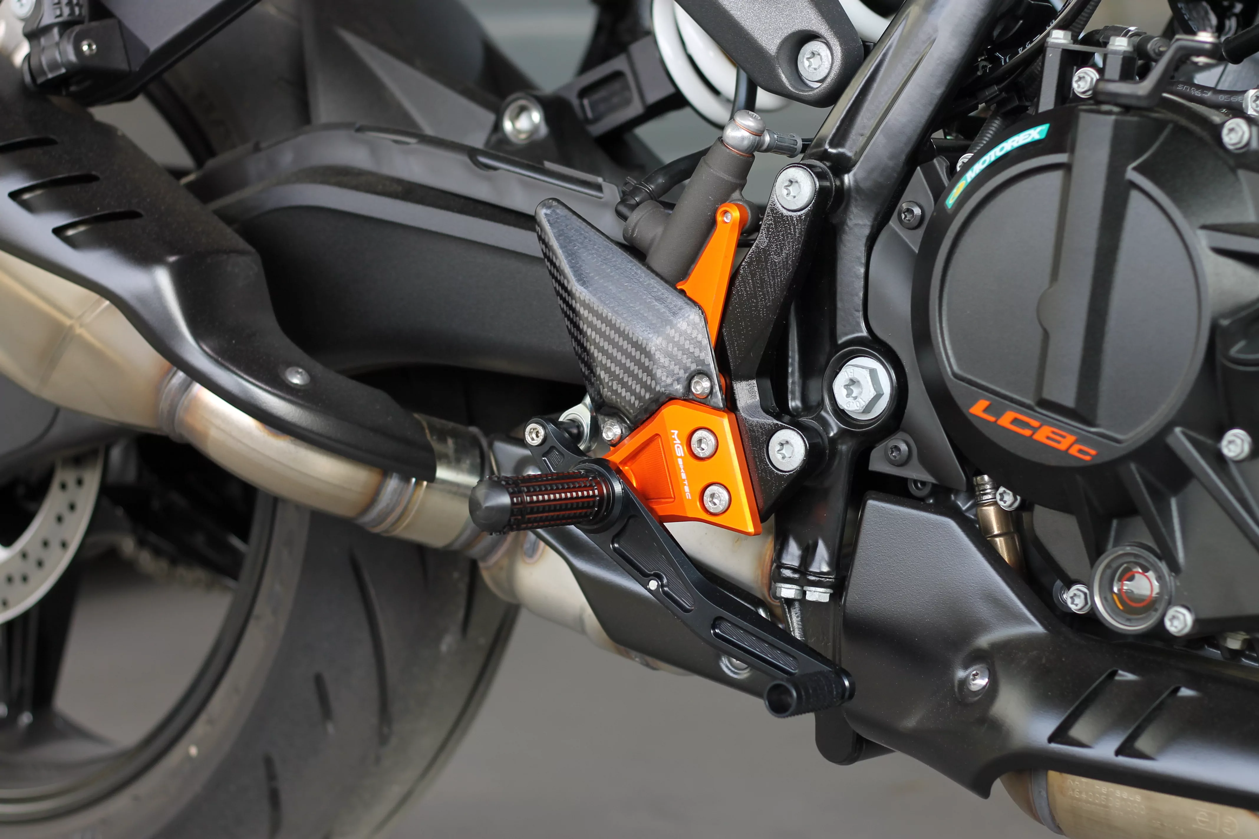 MG Biketec Sportfussrastenanlage / Rastenanlage / Fußrastenanlage mit ABE, gültig in D - A - CH für KTM 990 Duke ab 2024