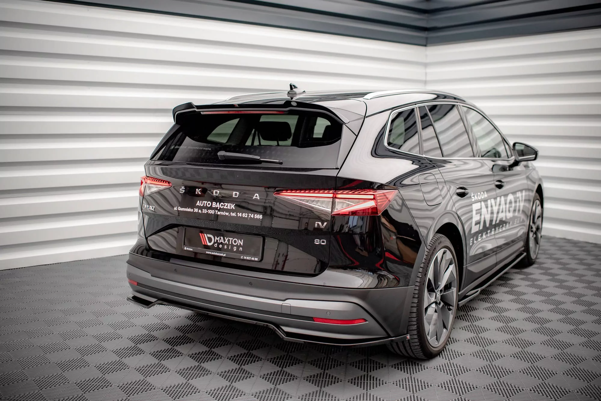 Hinten Splitter (mit Einem Vertikalem Balken) Skoda Enyaq IV Schwarz Hochglanz