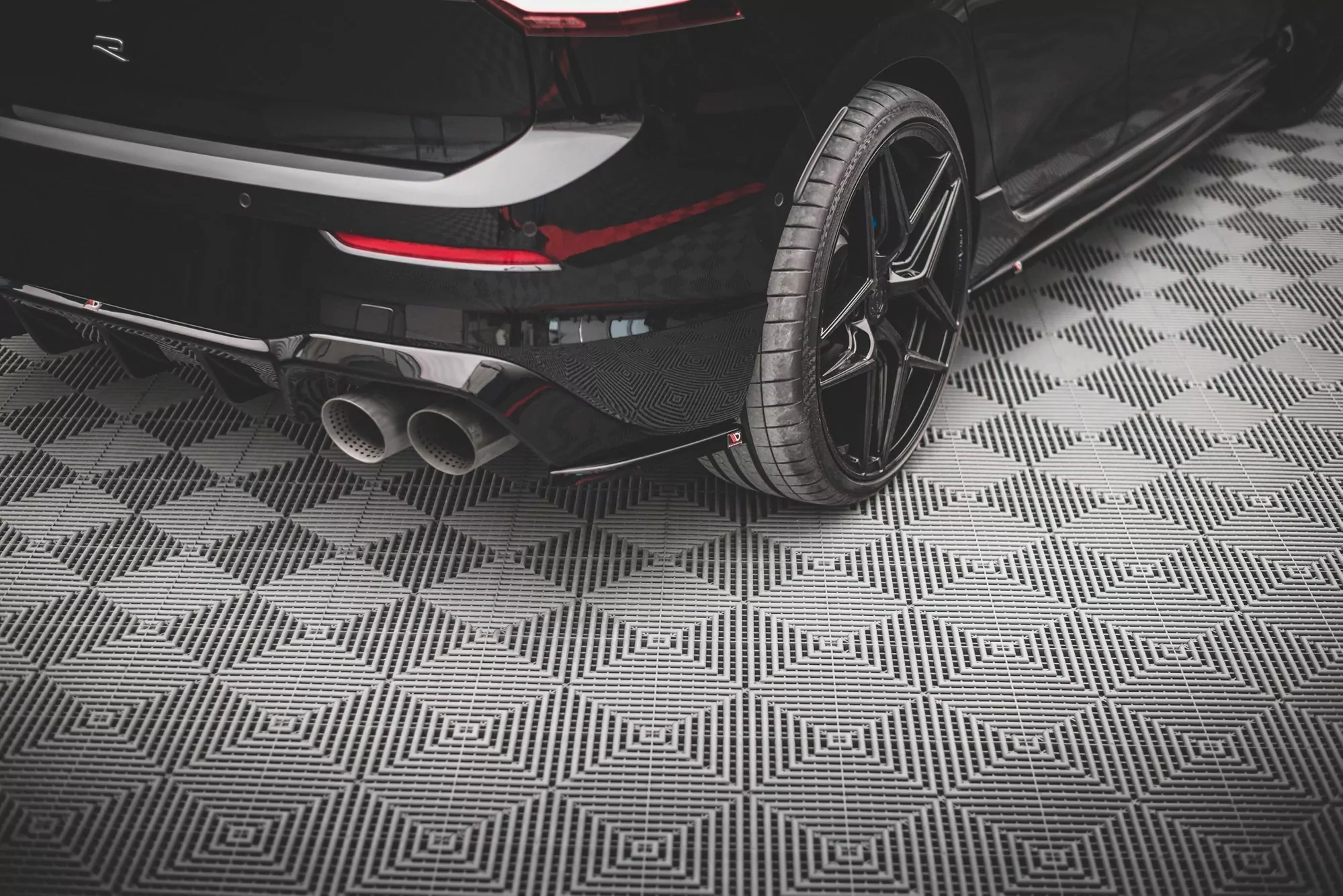 Heck Ansatz Flaps Diffusor V.3 Für Volkswagen Golf R Mk8 Schwarz Hochglanz