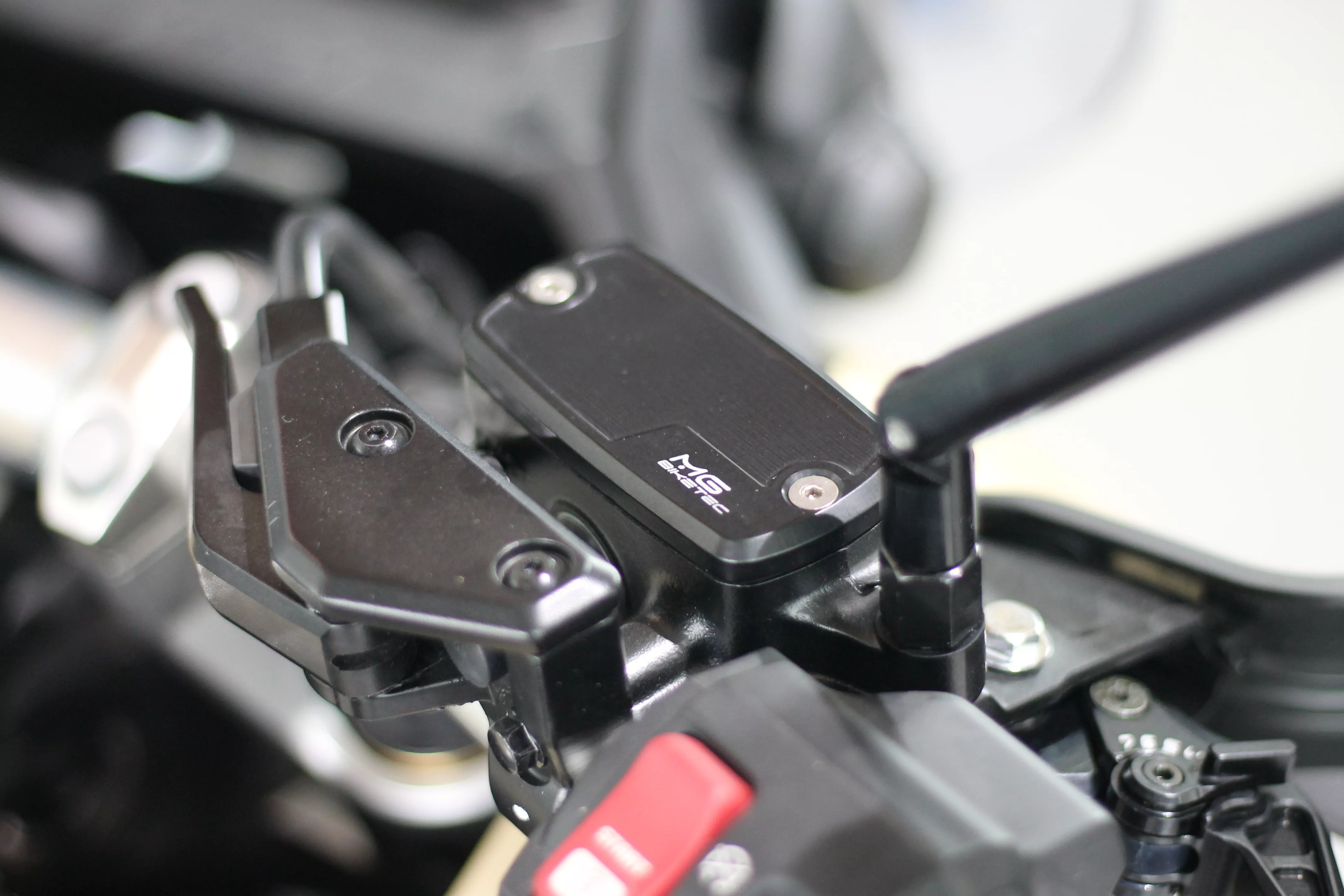 MG Biketec Behälterdeckelset - Bremsflüssigkeit vorne & hinten für Kawasaki J 300 ab 2014-2016