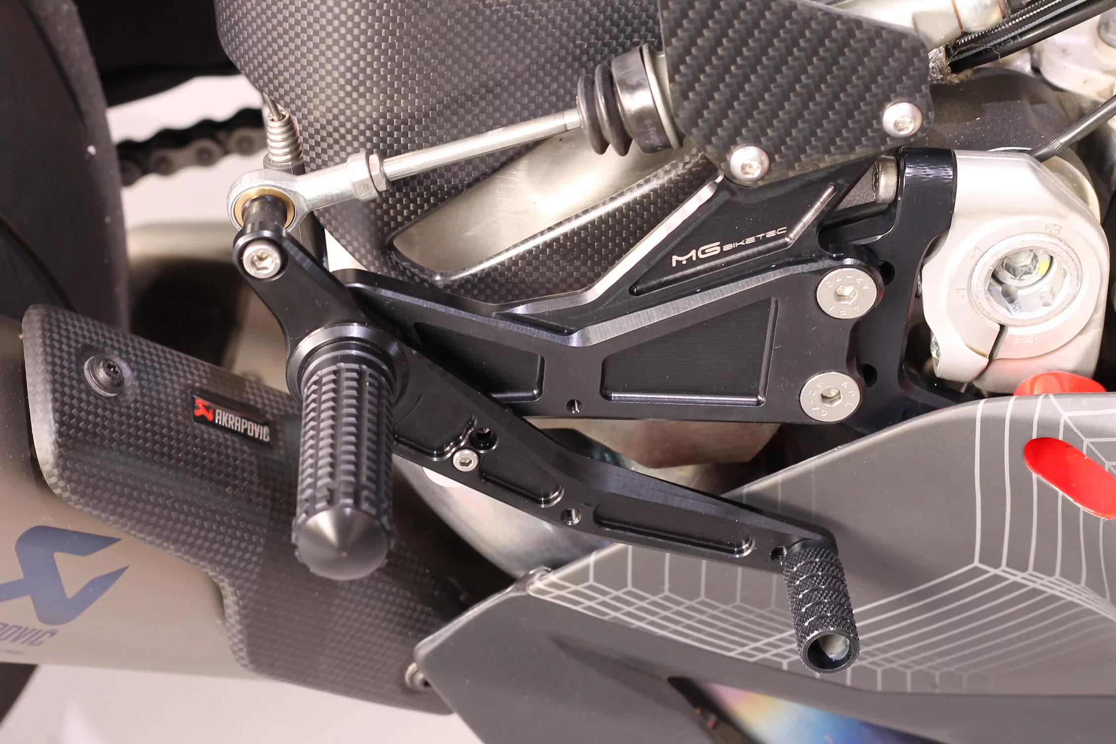 MG Biketec Sportfussrastenanlage / Rastenanlage / Fußrastenanlage mit ABE, gültig in D - A - CH für Ducati Panigale V4 ab 2021