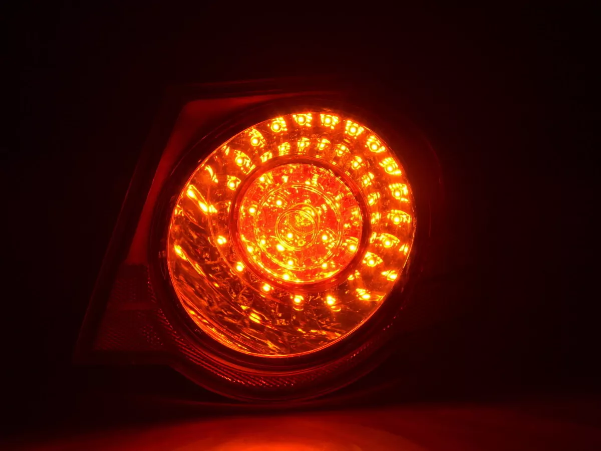 Verschleißteile Rückleuchte rechts VW Passat Limo Typ 3C Bj. 05-10 klar/rot