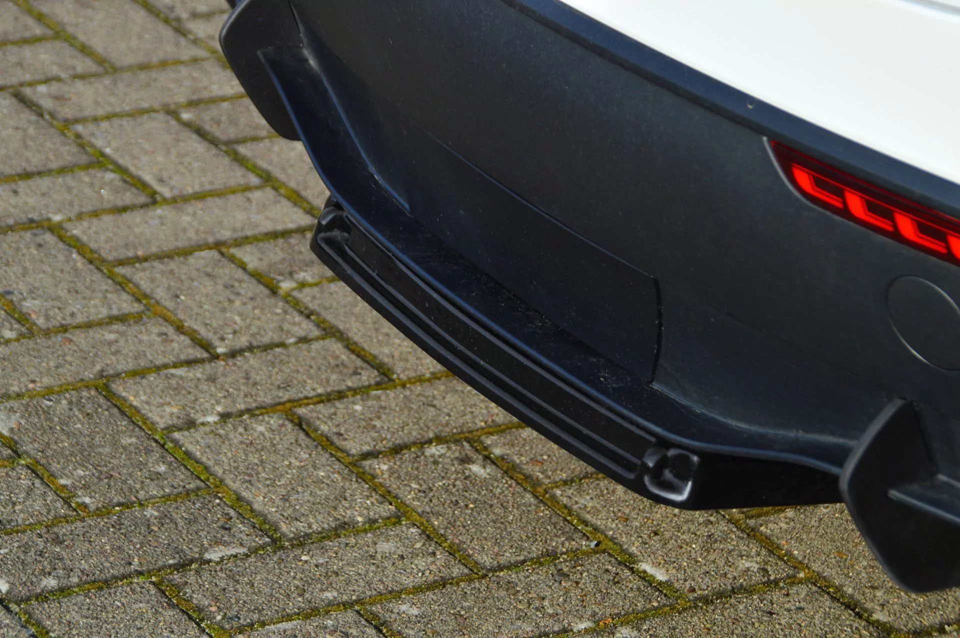 Gefräster Heckansatz besthend aus 4 Finnen + Mittenteil aus ABS für Audi Tesla Model Y