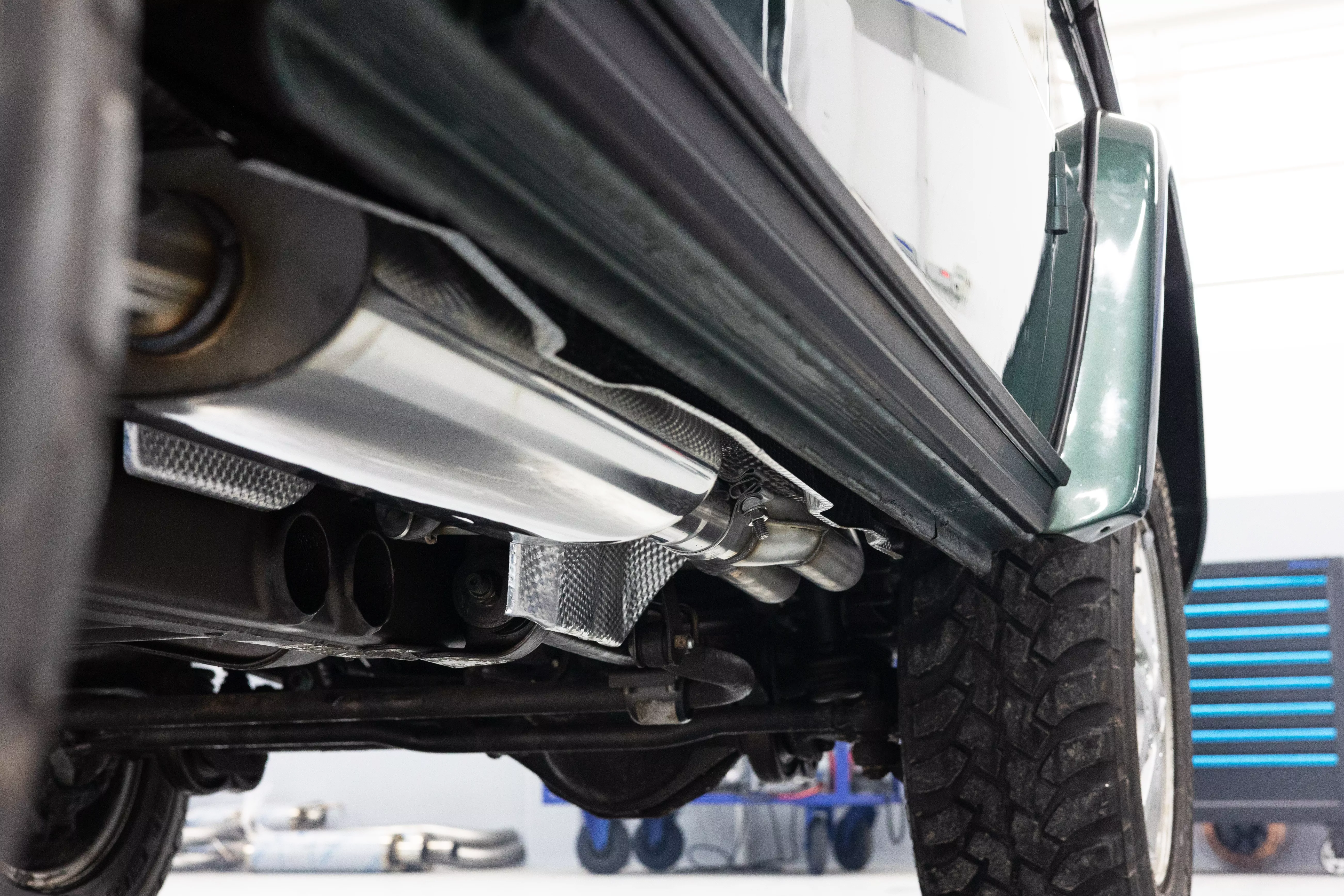 Mercedes G-Klasse 463 - 300 GD  Komplettanlage bestehend aus Krümmerrohr, Vorschalldämpfer und Endschalldämpfer inklusive Montagematerial - Endrohre 2x63mm Typ 14 - Für Modelle mit kurzen Radstand und ohne Trittbrett.