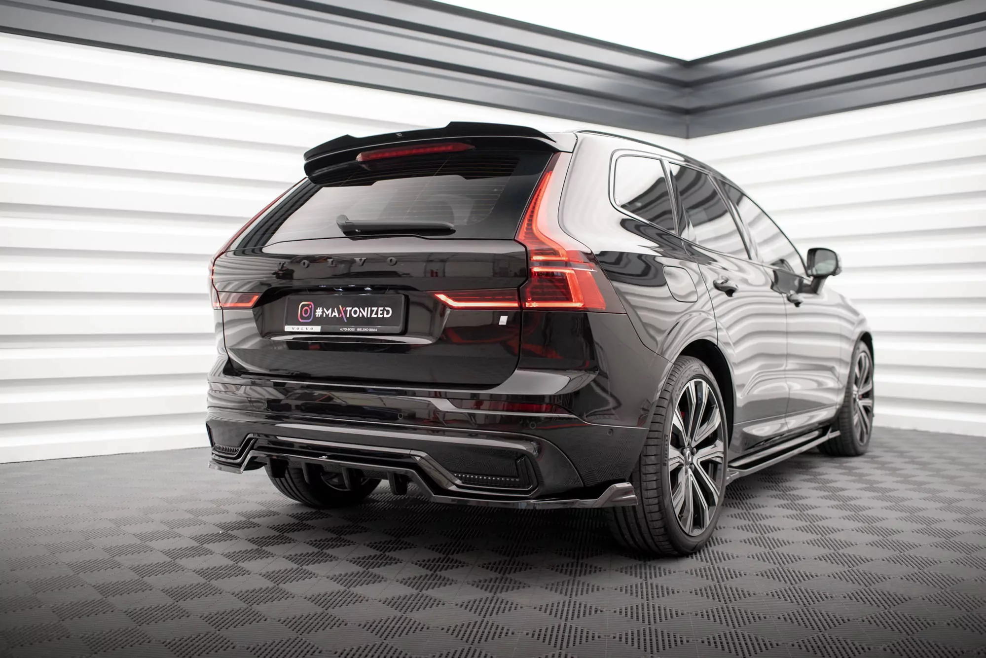 Hinten Splitter (mit Einem Vertikalem Balken) Volvo XC60 R-Design Mk2 Facelift Schwarz Hochglanz