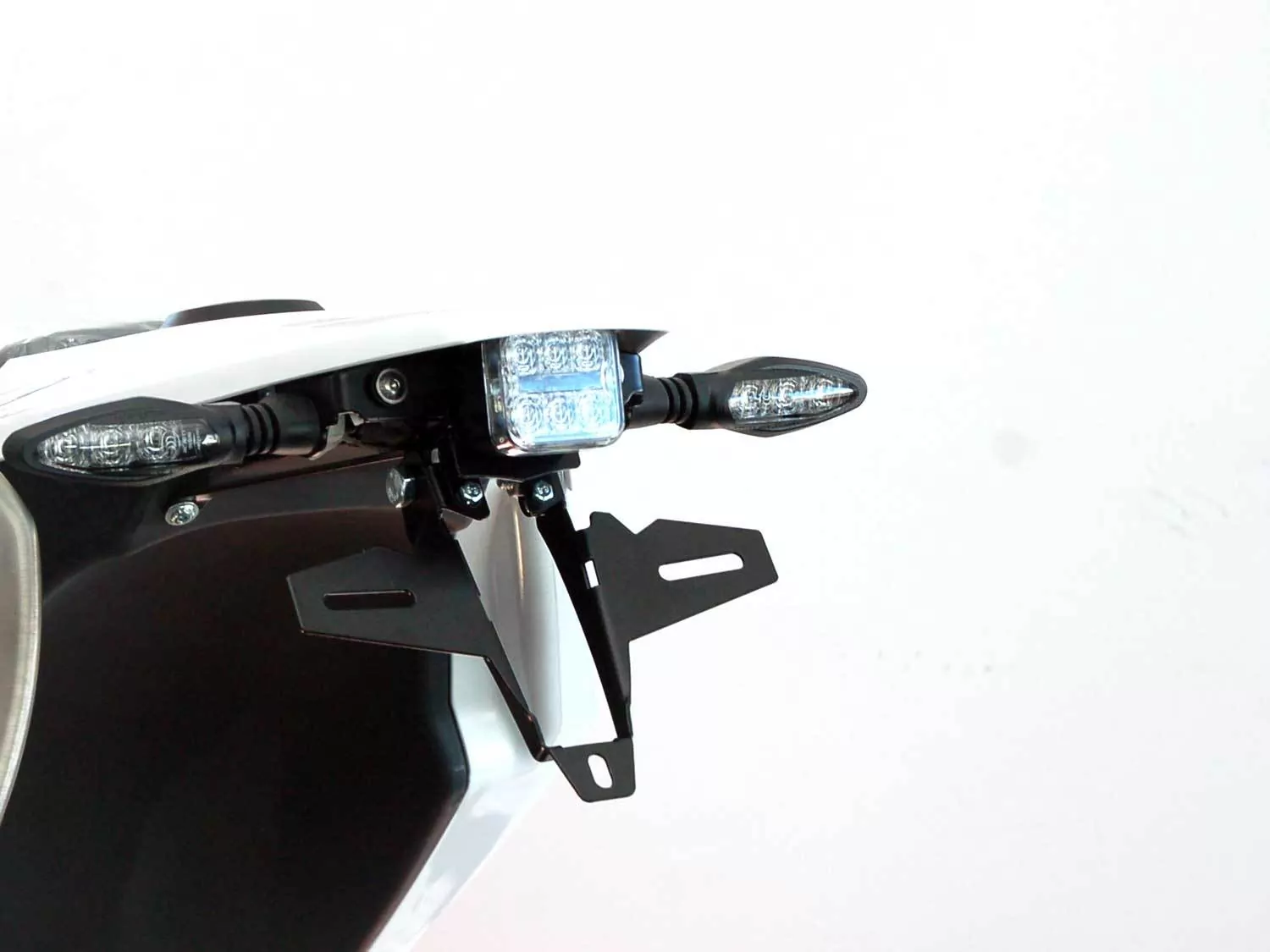 Kennzeichenhalter IQ1 für Husqvarna 701 (2016-2023) für OEM Rücklicht