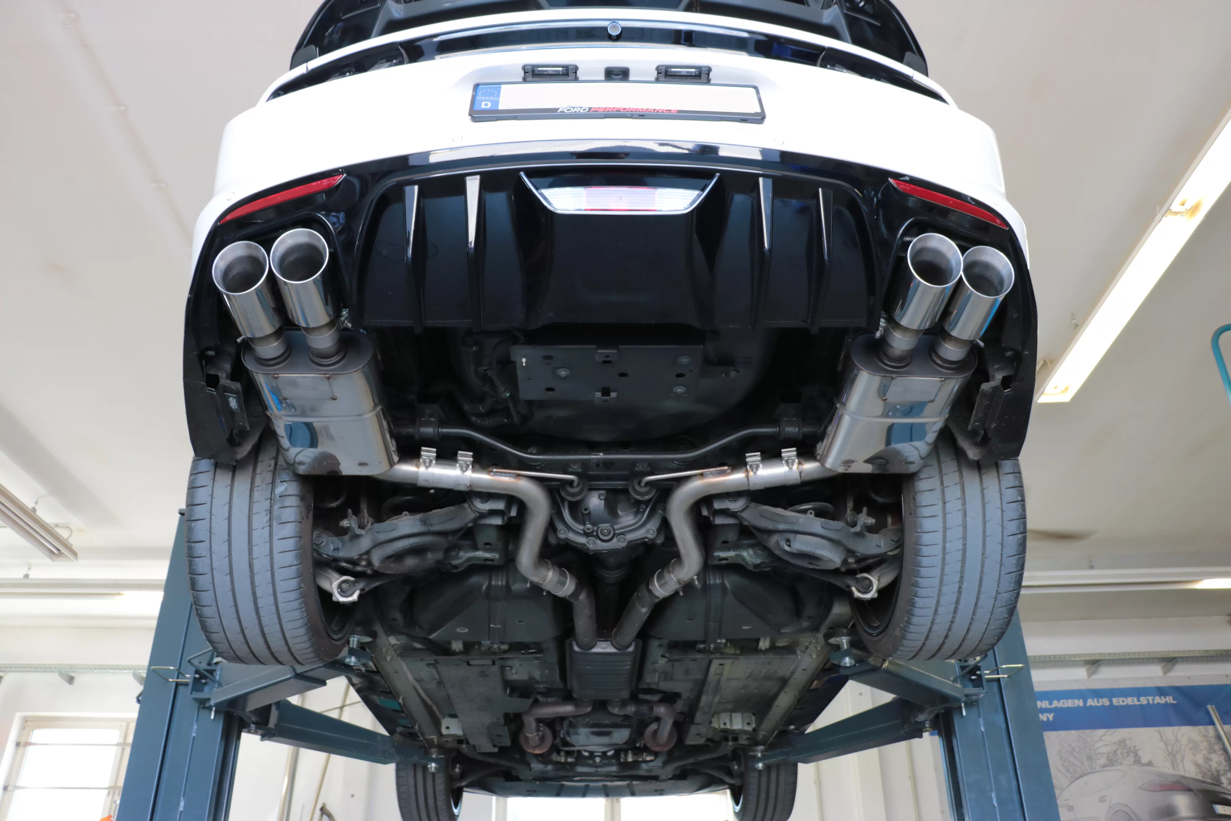 Ford Mustang VI Coupe & Convertible - 4/6/8 -Zylinder  Endschalldämpfer rechts/links ohne Abgasklappen - 2x100 Typ 25 rechts/links - passend an den Stoßstangenansatz 52889573 von Velocity