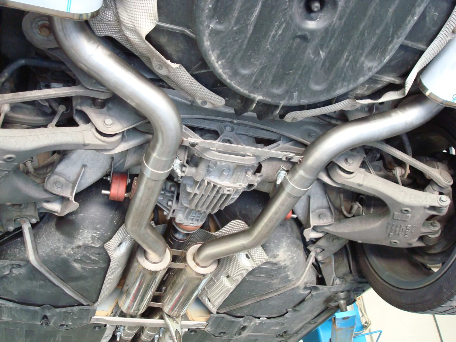 Audi S8 - 4E  Mittelschalldämpfer