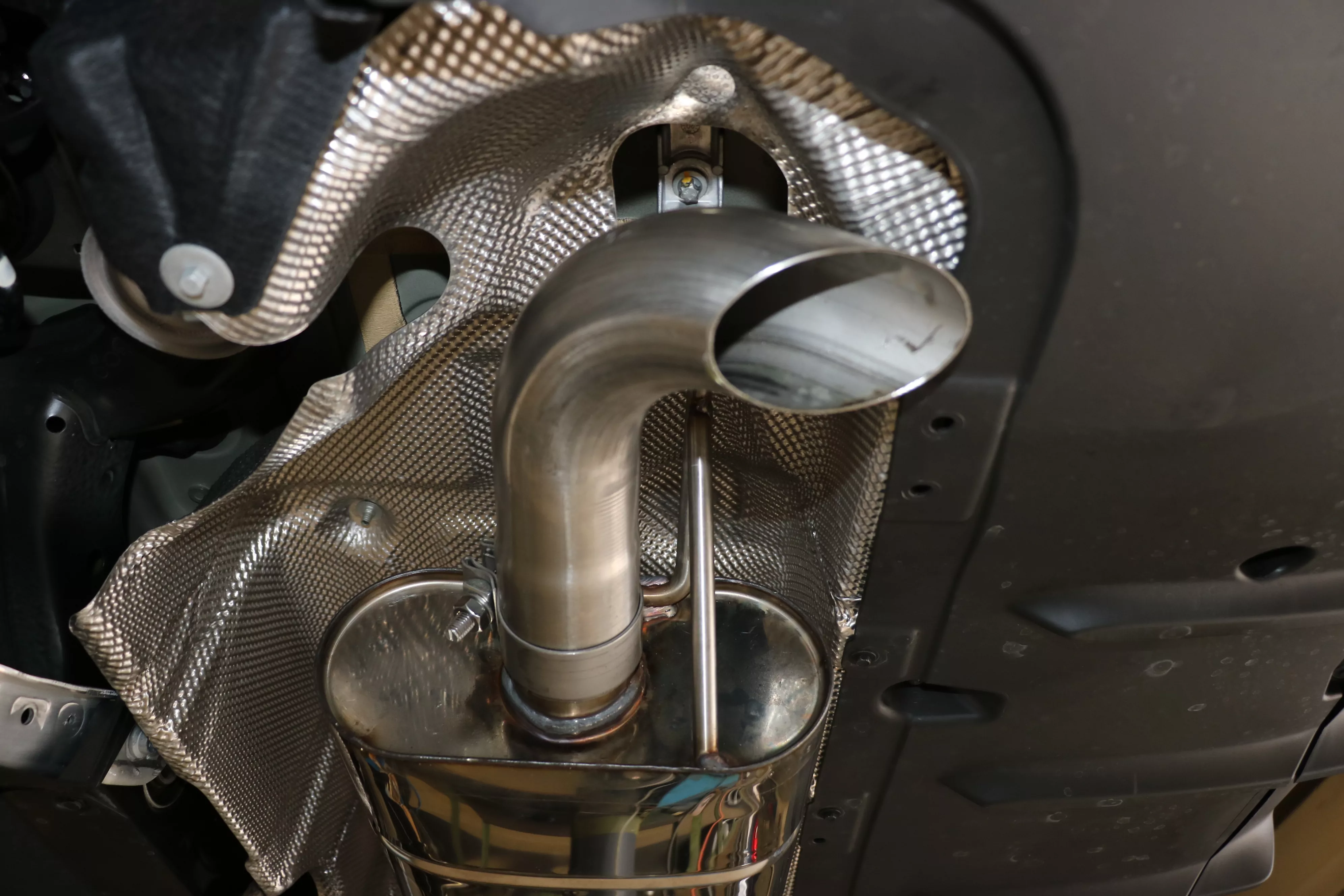 Mercedes CLA 220/250 Frontantrieb & 4matic  - 118  Endschalldämpfer quer Ausgang rechts/links - Ausgang der Endrohre hinter der Stoßstange