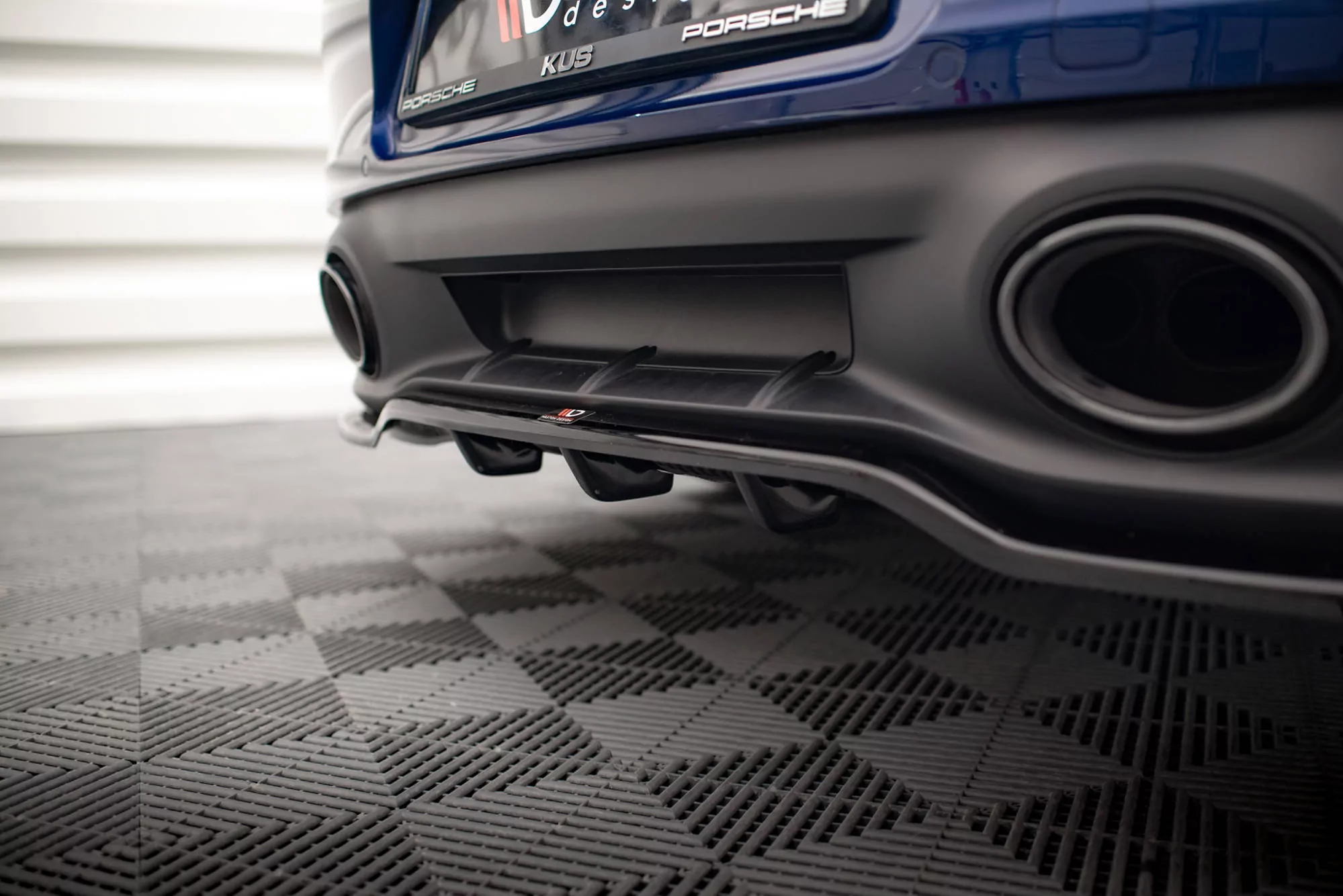 Hinten Splitter (mit Einem Vertikalem Balken) V.1 Porsche 911 Carrera Aero / Carrera GTS 992 Schwarz Hochglanz