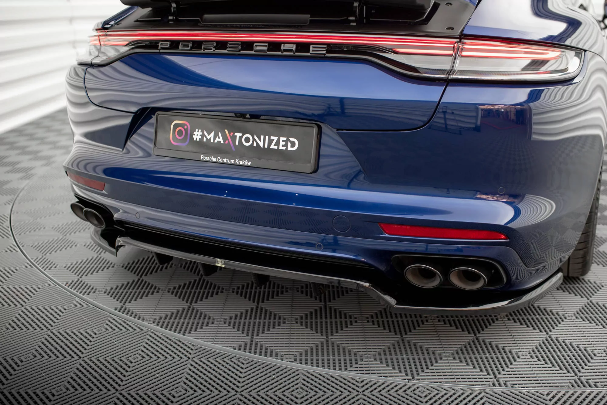 Hinten Splitter (mit Einem Vertikalem Balken) Porsche Panamera E-Hybrid 971 Facelift Schwarz Hochglanz