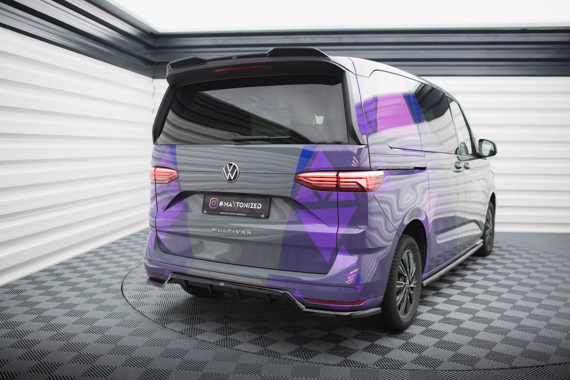 Hinten Splitter (mit Einem Vertikalem Balken) Volkswagen Multivan T7 Schwarz Hochglanz