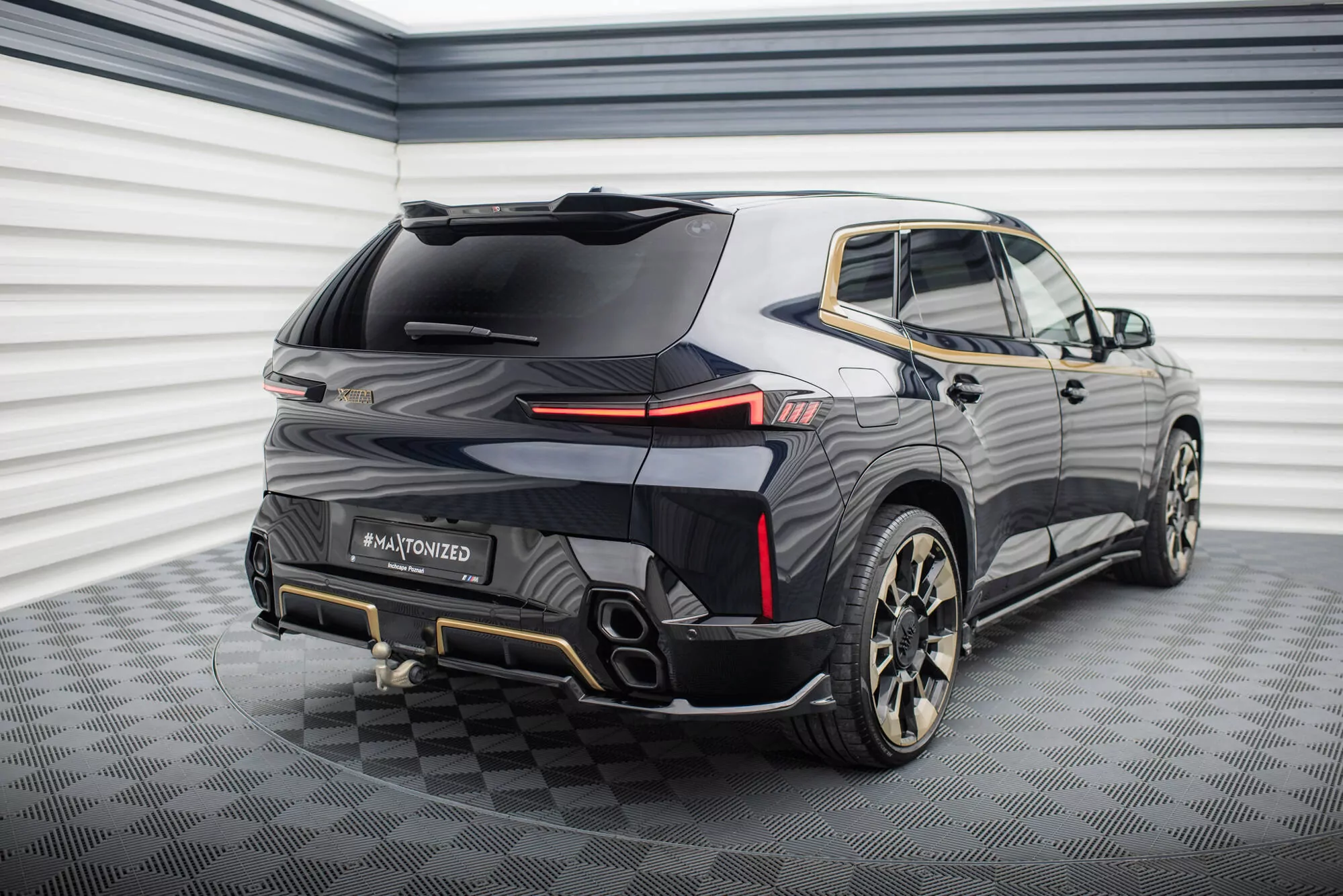 Hinten Splitter (mit Einem Vertikalem Balken) BMW XM G09 Schwarz Hochglanz