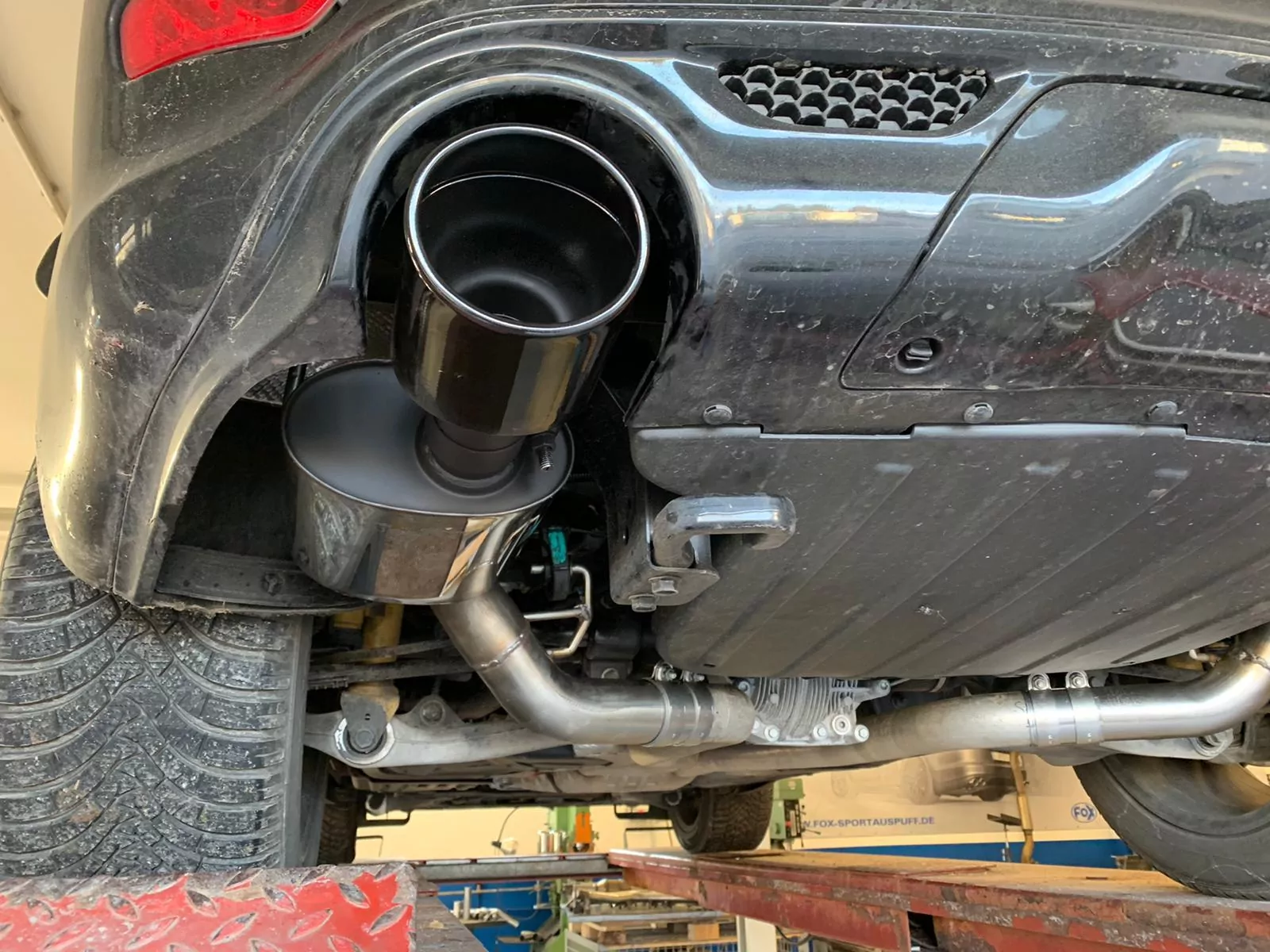 Jeep Grand Cherokee WK II - 6,4l SRT8 ab 2014  Endschalldämpfer rechts/links - 129x106 Typ 32 rechts/links SCHWARZ glänzend emalliert