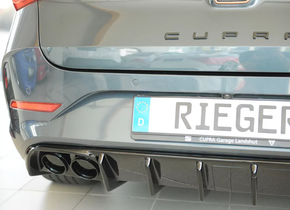Rieger Heckeinsatz (für Fzg. mit AHK) glanz schwarz für Seat Leon (KL) 5-tür. (ST/Sportstourer) 09.20-06.24 (bis Facelift)