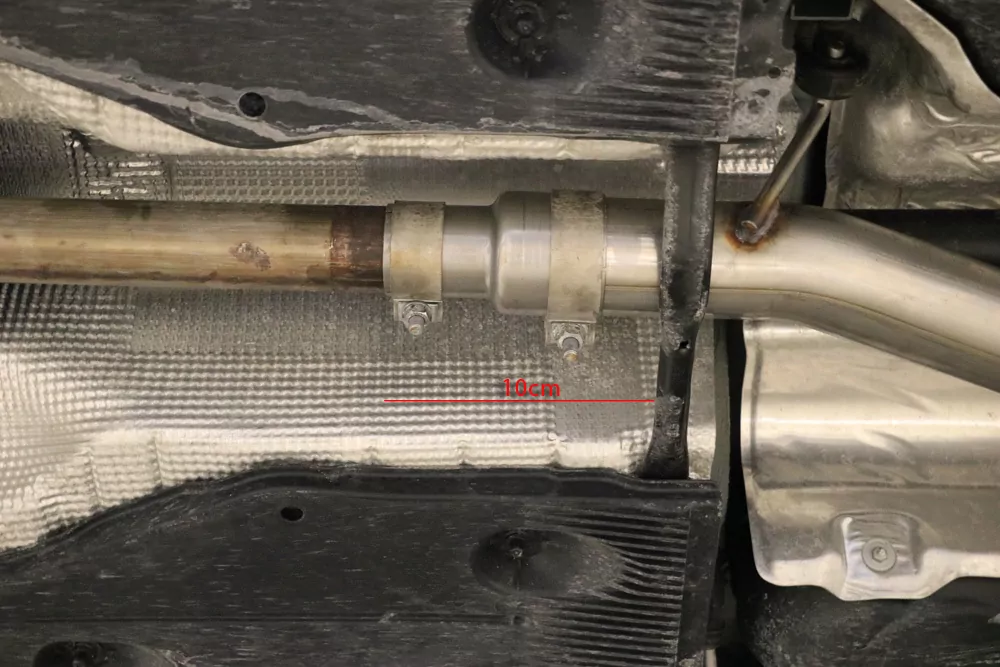 Skoda Octavia 5E RS - TDI - 4x4 mit Benzin-Endrohrblenden  Halbanlage rechts/links ab Kat - Austritt der Endrohre in den originalen Benzin-Endrohrblenden