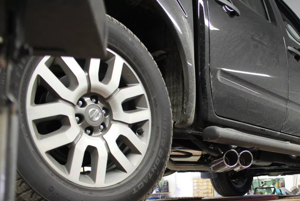 Nissan Navara D40 - 2,5l dCi  Endschalldämpfer Sidepipe, Ausgang rechts und links am Fahrzeug - 2x90 Typ 16 rechts/links