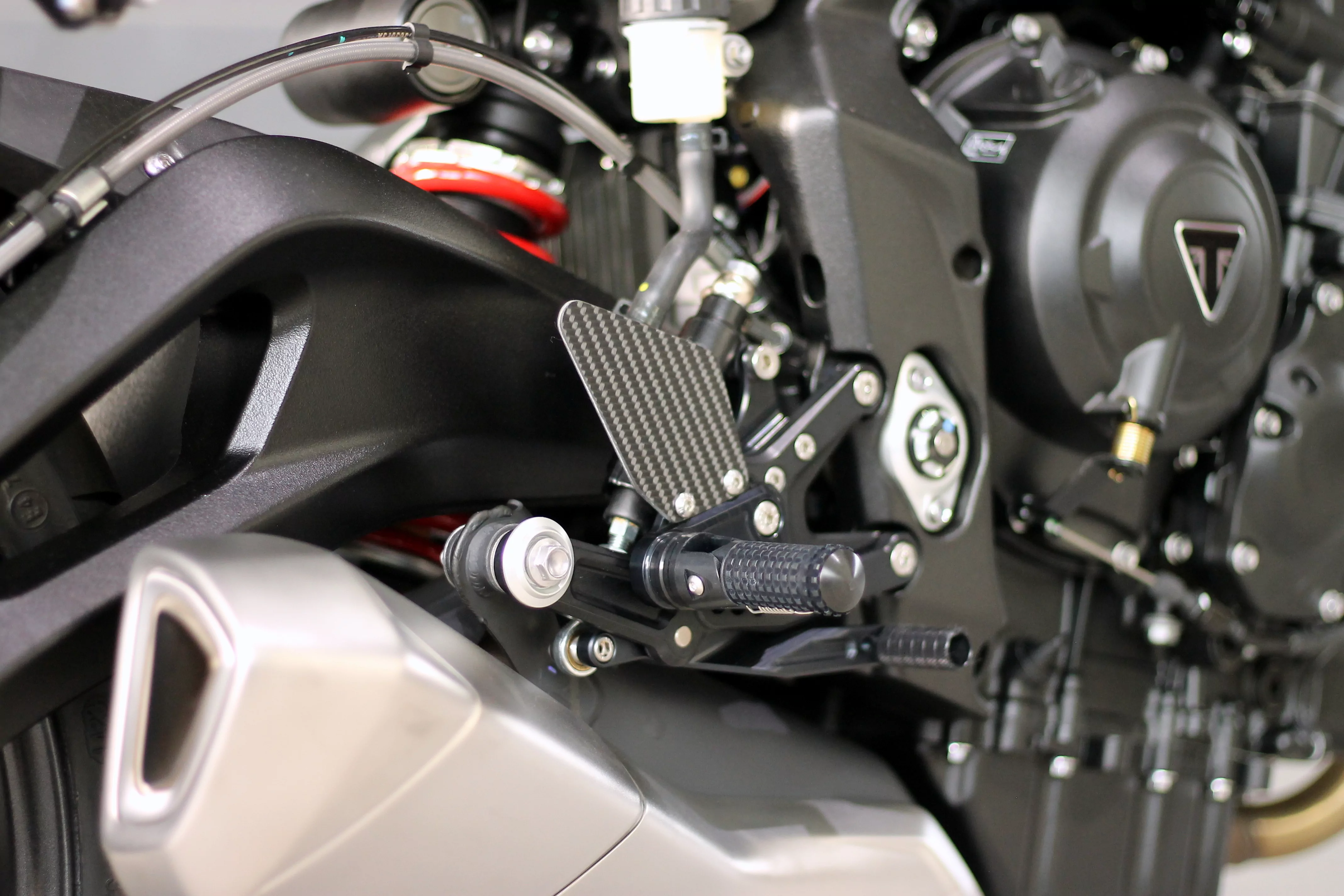 MG Biketec Sportfussrastenanlage / Rastenanlage / Fußrastenanlage mit ABE, gültig in D - A - CH für Triumph Street Triple 765 S / R / RS ab 2023