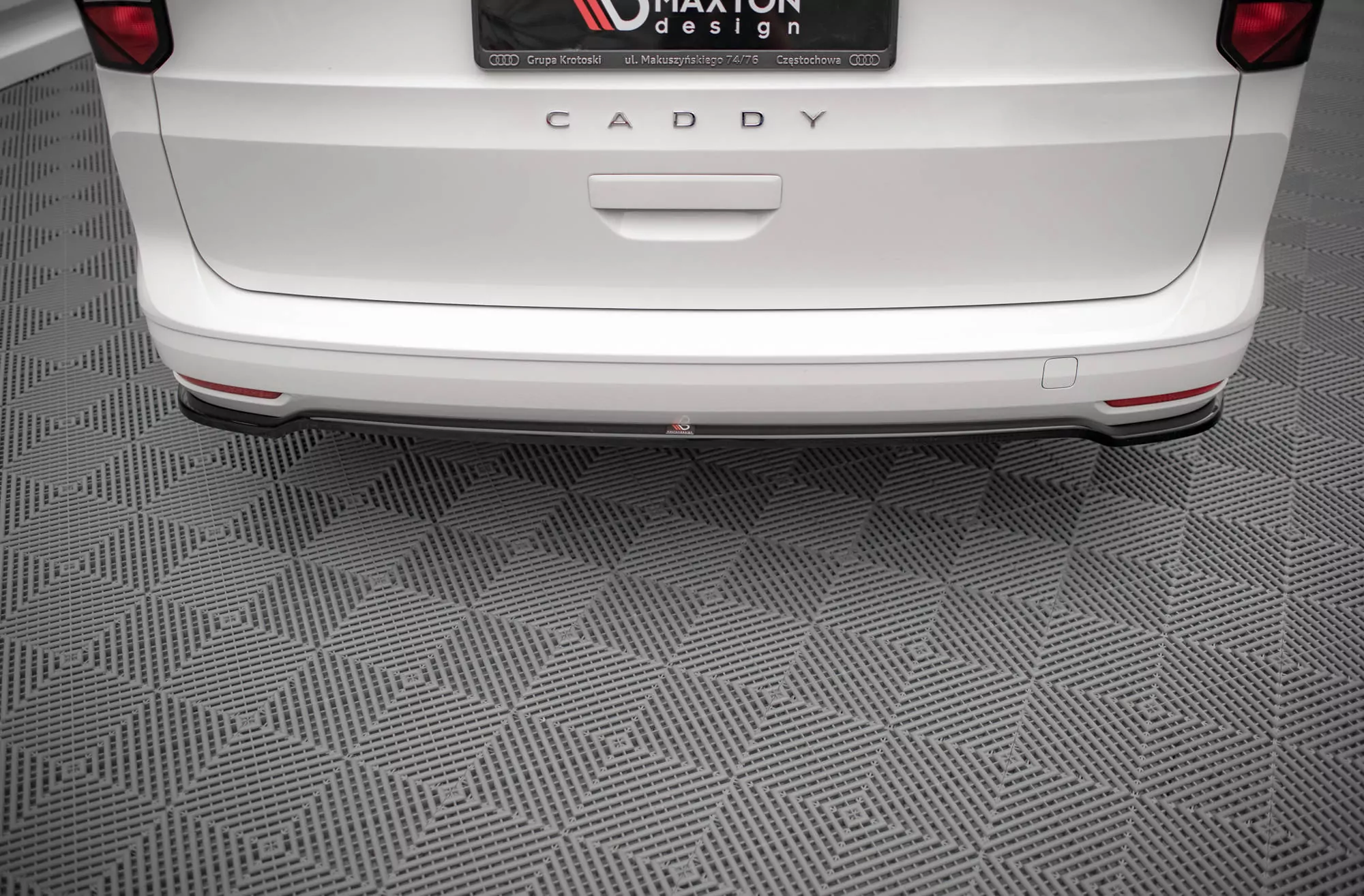 Hinten Splitter Volkswagen Caddy Mk5 / Ford Transit Connect Mk3 Schwarz Hochglanz