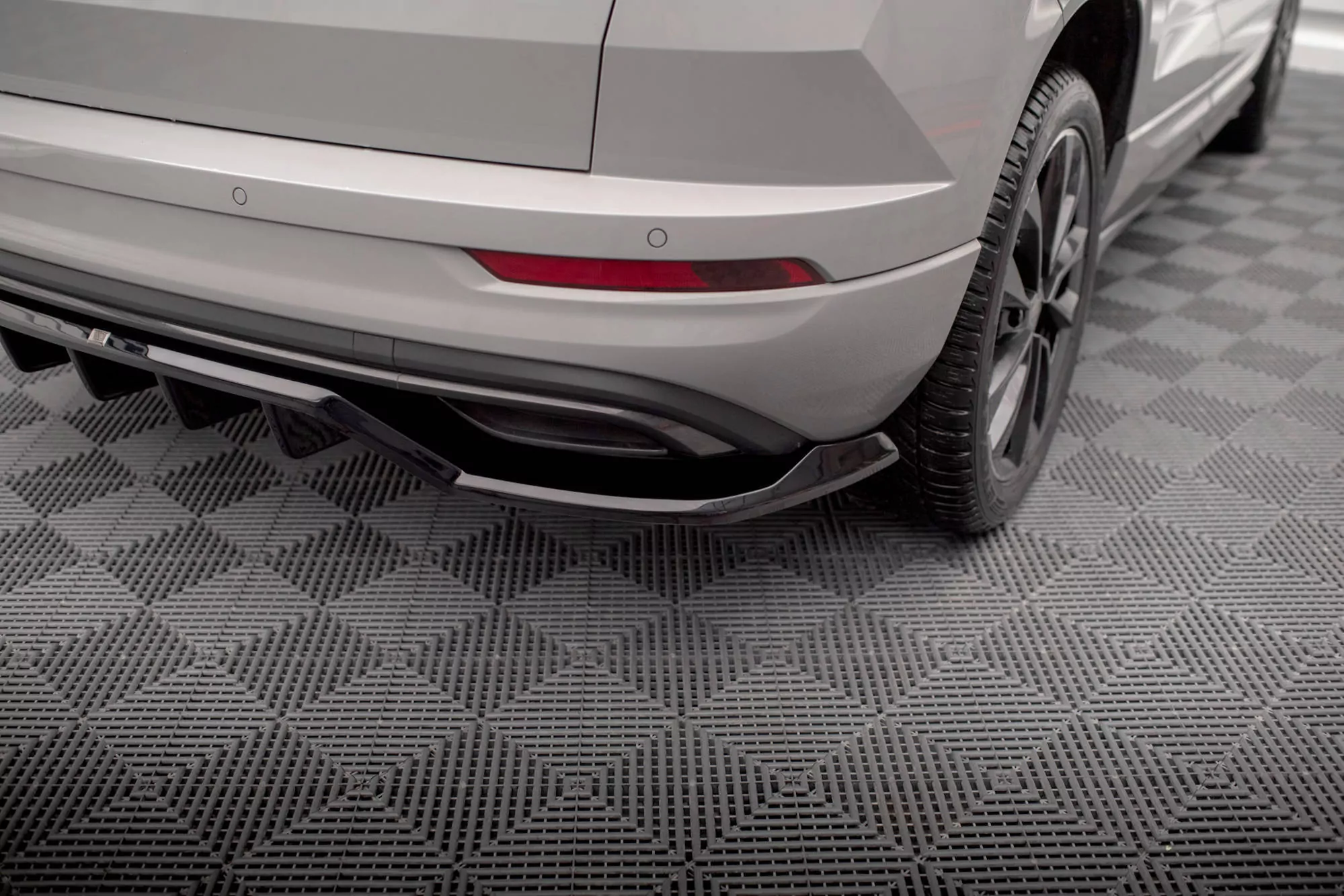 Hinten Splitter (mit Einem Vertikalem Balken) Skoda Karoq Sportline Mk1 Facelift Schwarz Hochglanz