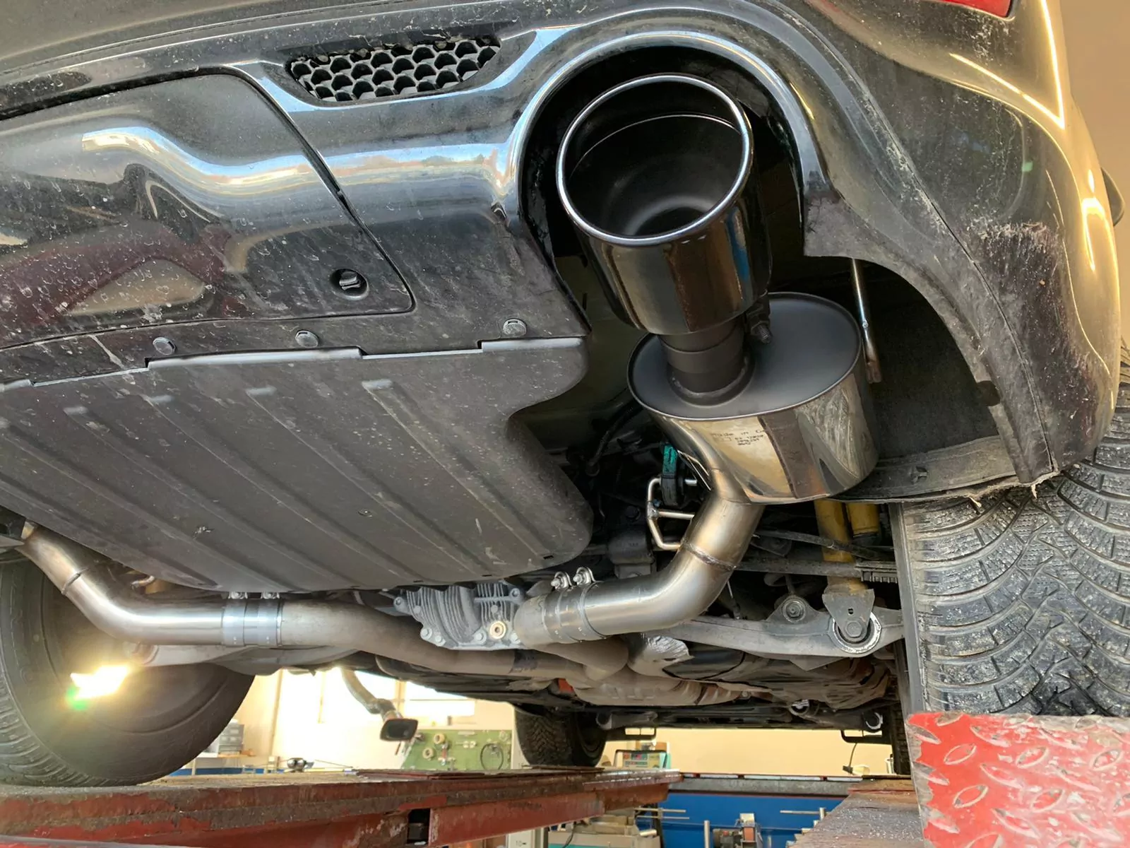 Jeep Grand Cherokee WK II - 6,4l SRT8 ab 2014  Endschalldämpfer rechts/links - 129x106 Typ 32 rechts/links SCHWARZ glänzend emalliert