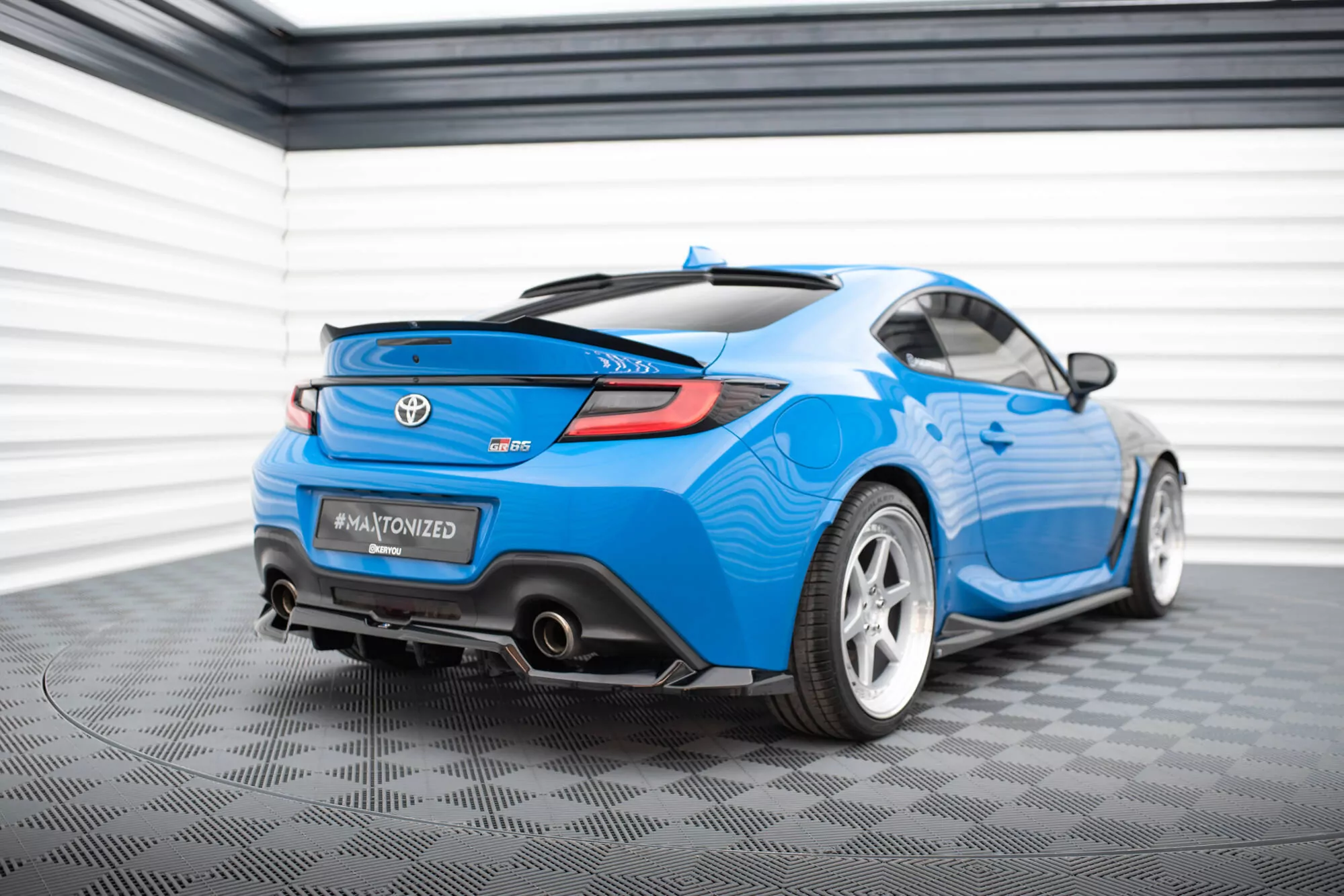 Hinten Splitter (mit Einem Vertikalem Balken) V.1 Toyota GR86 Mk1 Schwarz Hochglanz