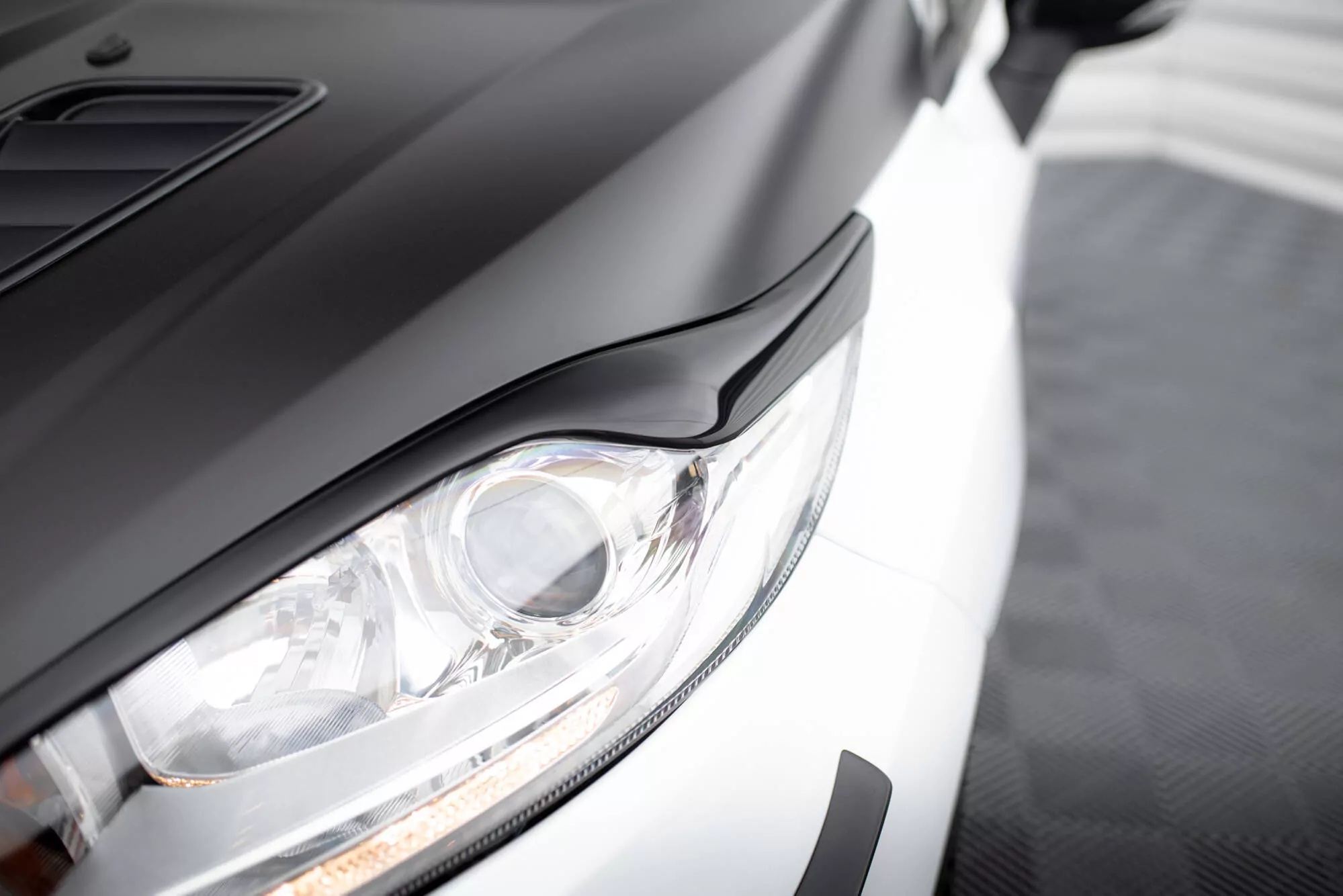 Scheinwerfer Blenden Böser Blick Passend Für V.2 Ford Fiesta ST / ST-Line / Standard Mk7 FL Schwarz Hochglanz