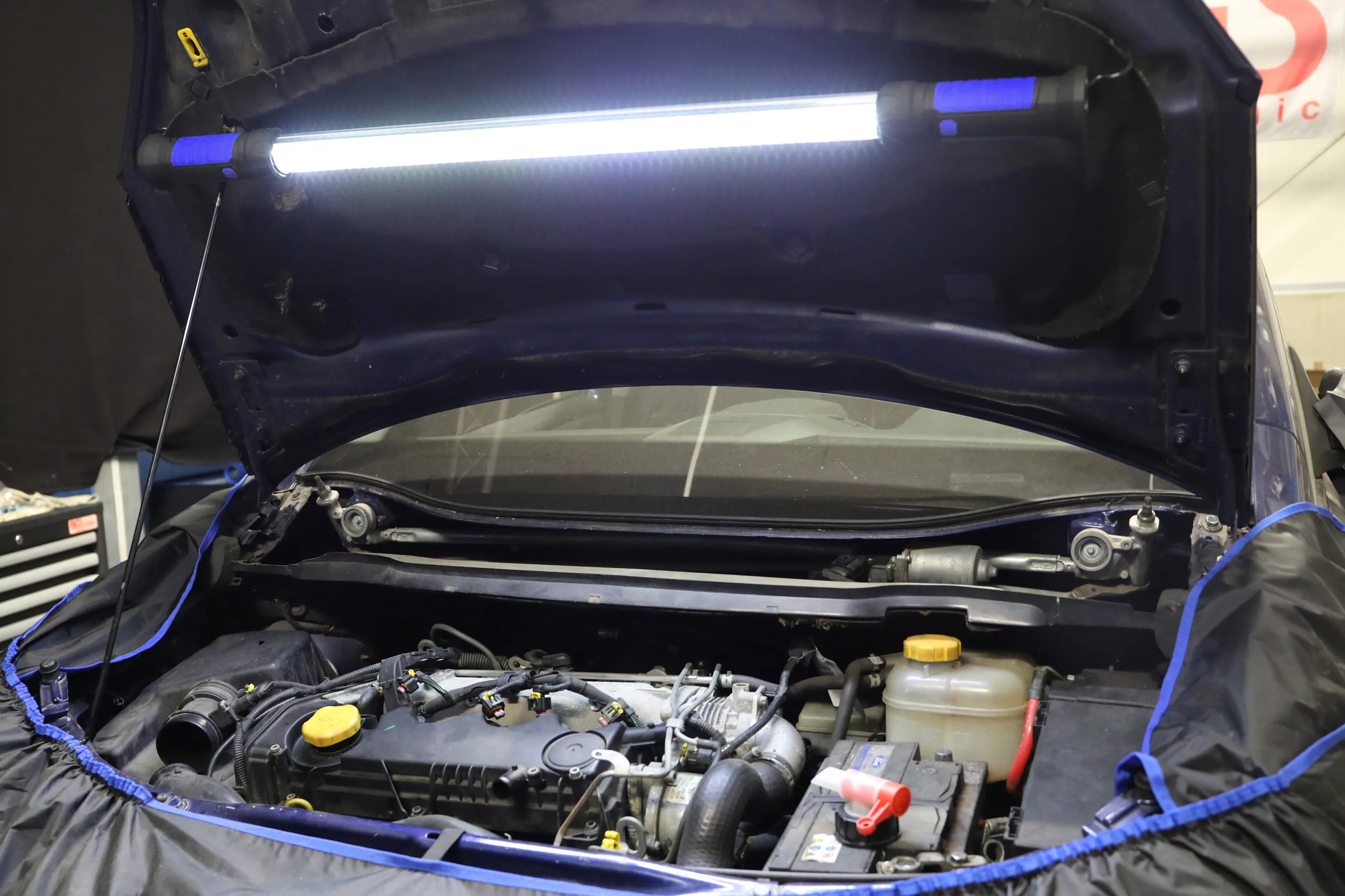 LED-Motorhauben-Leuchte mit Akku