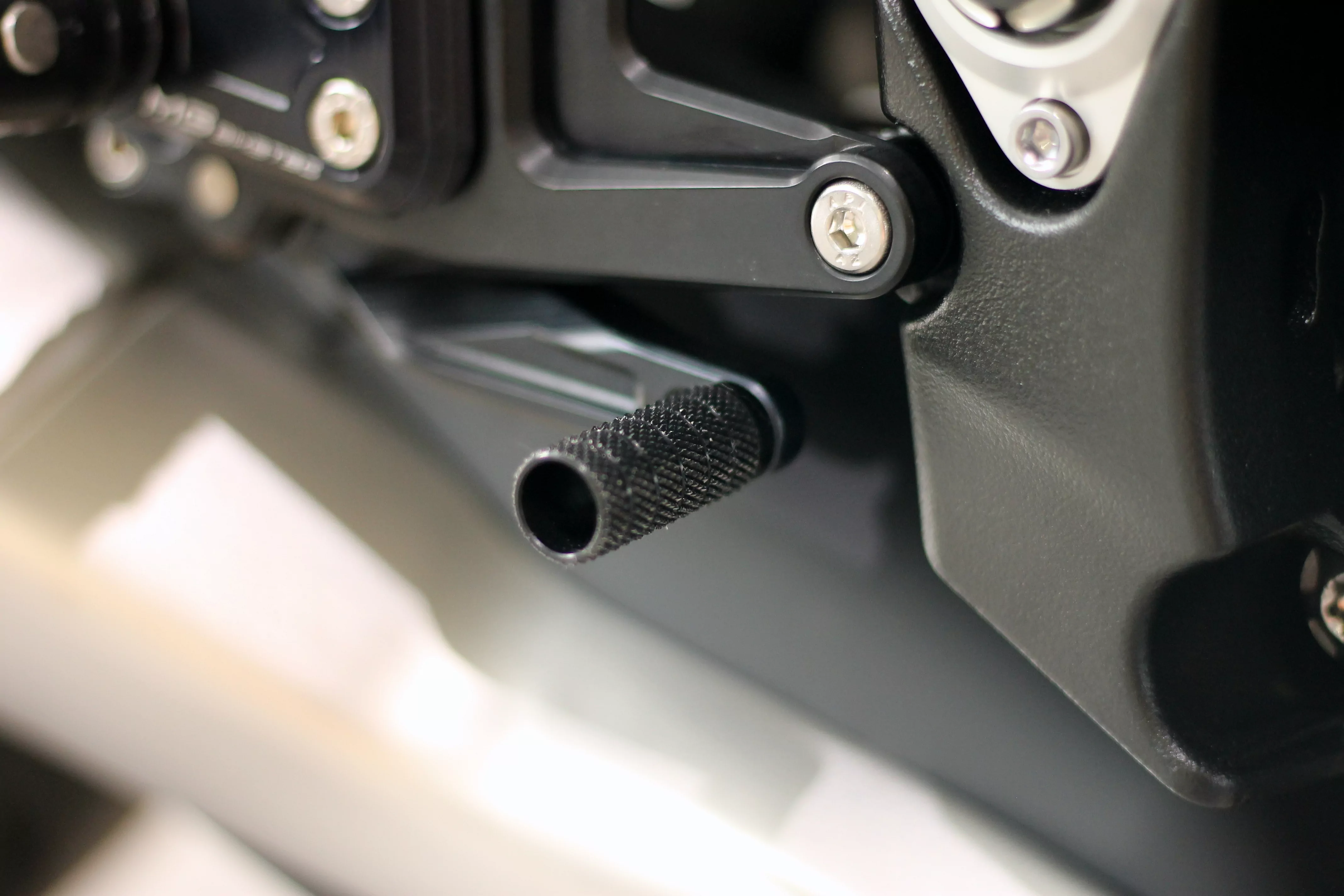 MG Biketec Sportfussrastenanlage / Rastenanlage / Fußrastenanlage mit ABE, gültig in D - A - CH für Triumph Street Triple 765 S / R / RS ab 2023