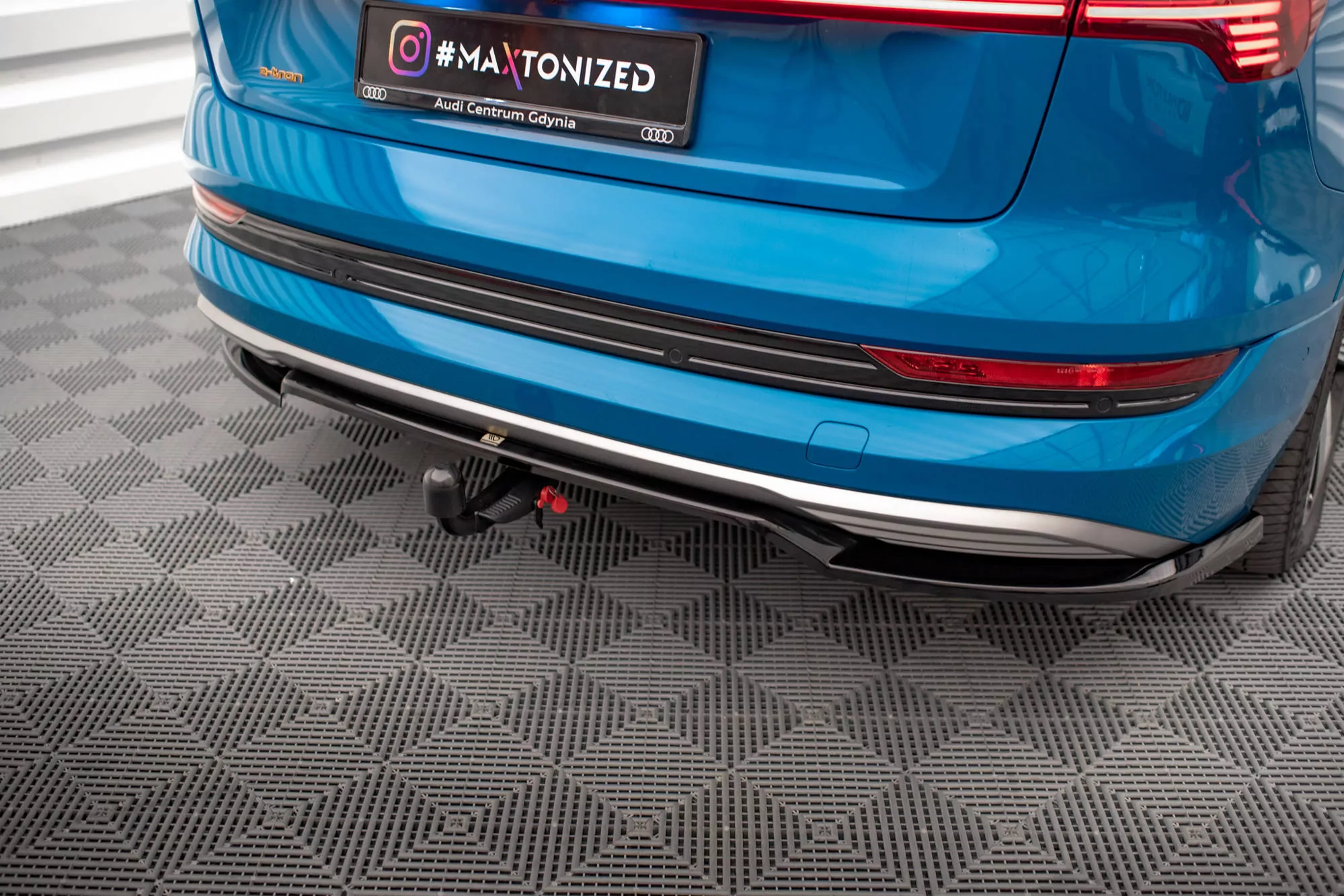 Hinten Splitter (mit Einem Vertikalem Balken) Audi E-tron Schwarz Hochglanz