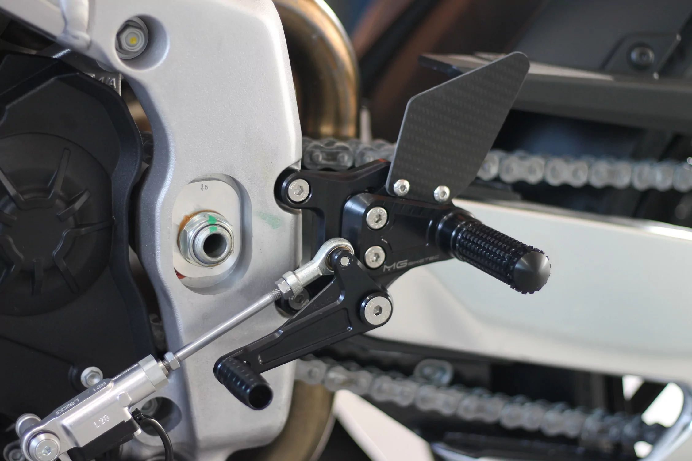 MG Biketec Sportfussrastenanlage / Rastenanlage / Fußrastenanlage mit ABE, gültig in D - A - CH für Aprilia RSV4 1100 / Factory ab 2021