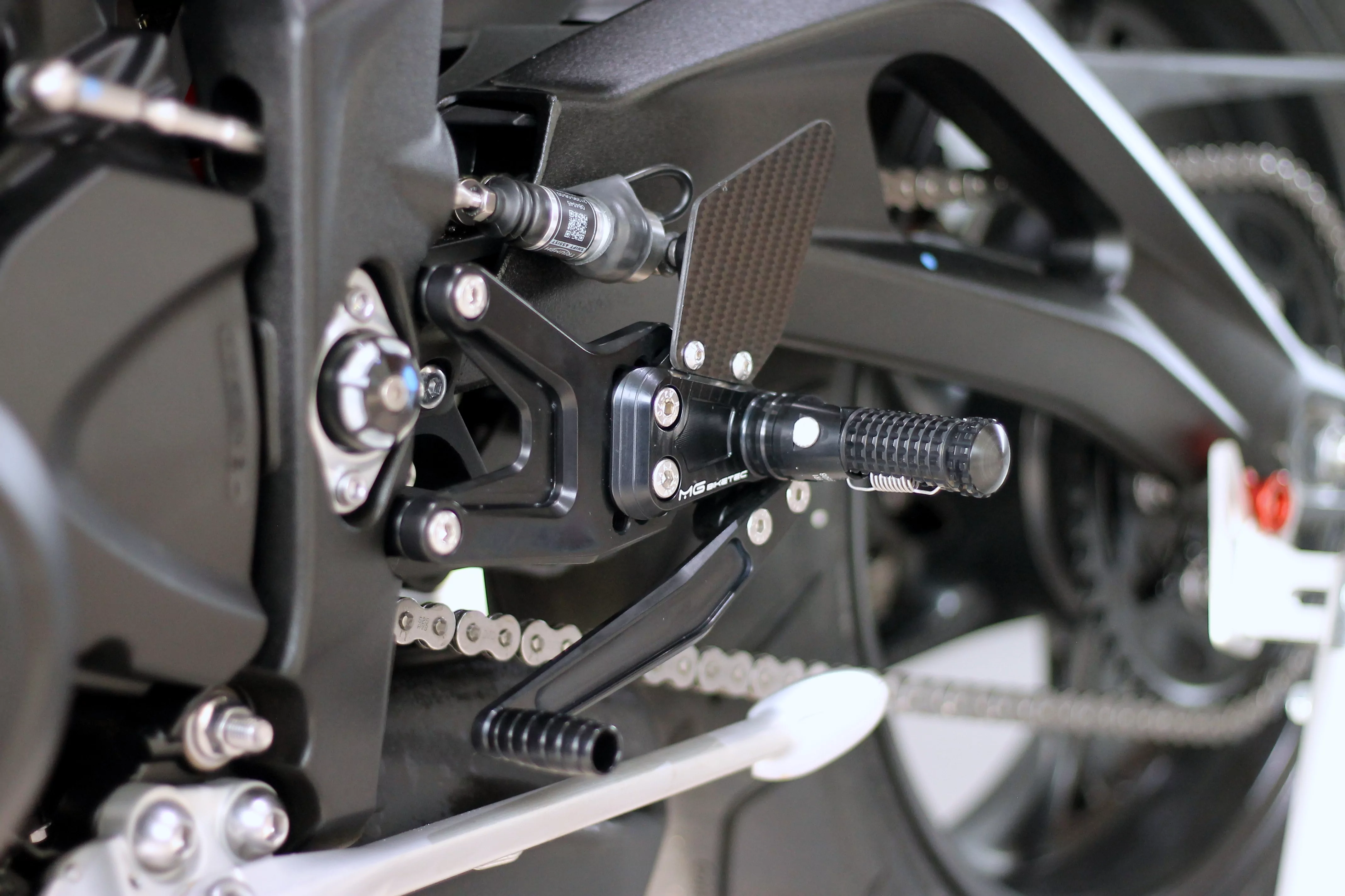 MG Biketec Sportfussrastenanlage / Rastenanlage / Fußrastenanlage mit ABE, gültig in D - A - CH für Triumph Street Triple 765 S / R / RS ab 2023