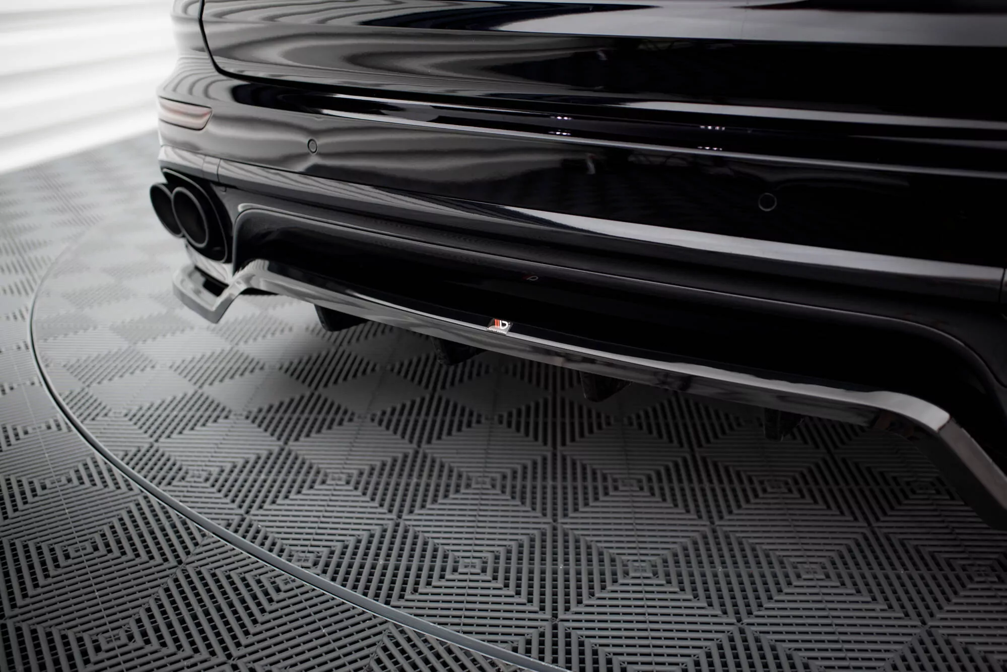 Hinten Splitter (mit Einem Vertikalem Balken) Porsche Cayenne Mk2 Facelift Schwarz Hochglanz