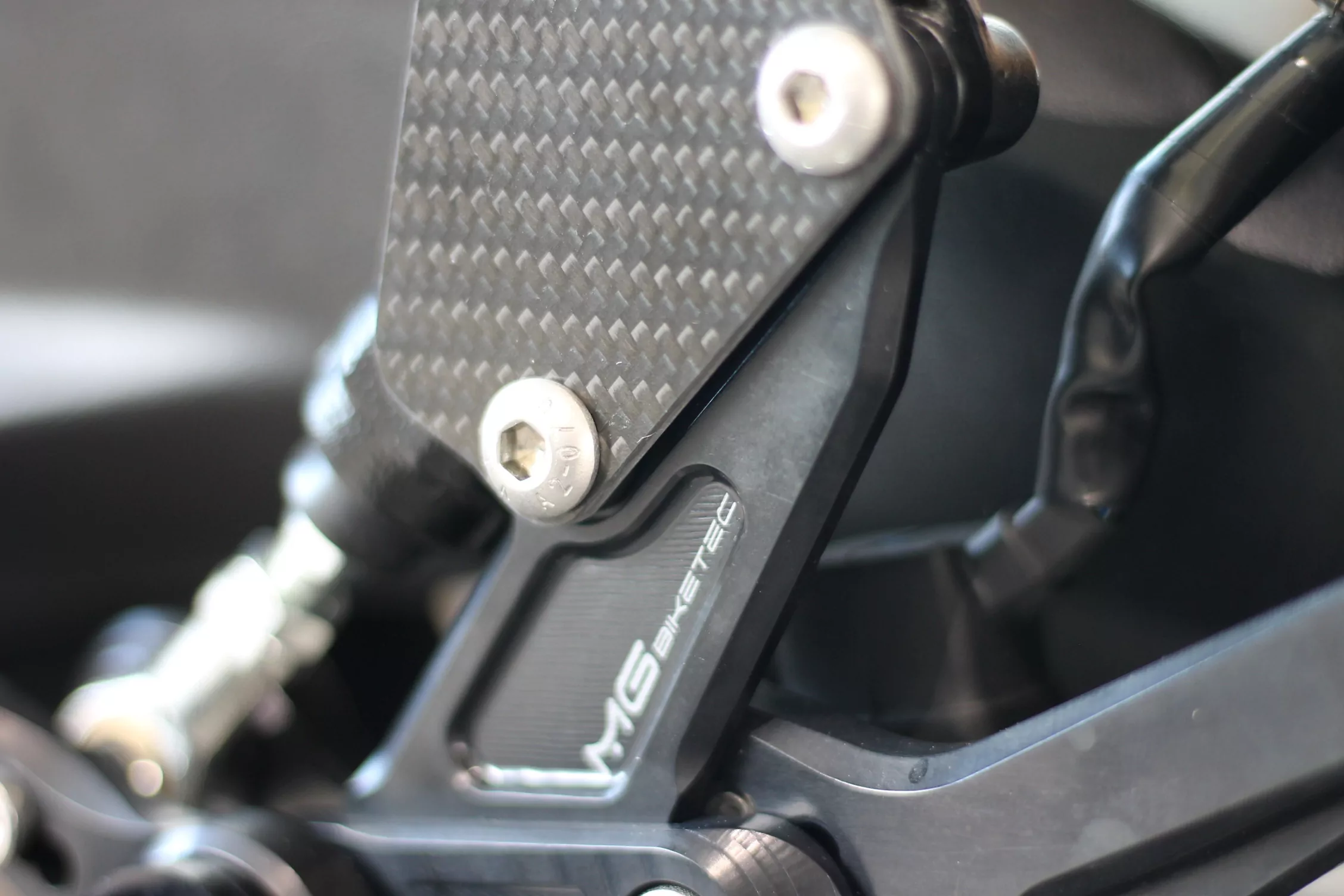 MG Biketec Sportfussrastenanlage / Rastenanlage / Fußrastenanlage mit ABE, gültig in D - A - CH für Triumph Street Triple 765 R / RS ab 2017-2019