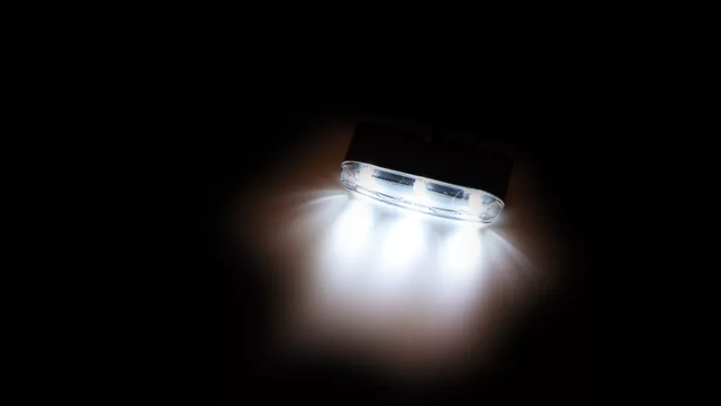 SHIN YO Universal TRI-LED-Standlicht mit Halter und selbstklebender Folie, 12V E-geprüft