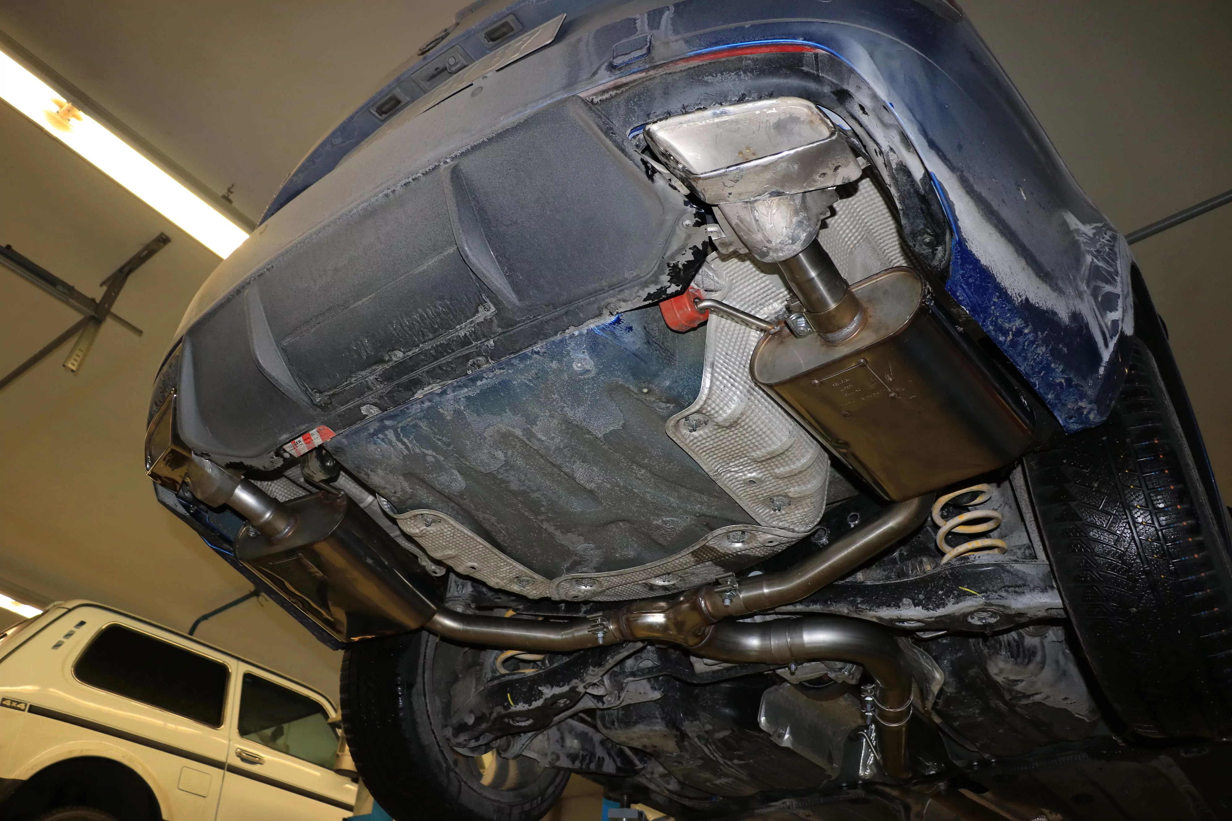 Skoda Octavia 5E RS - TDI - 4x4 mit Benzin-Endrohrblenden  Halbanlage rechts/links ab Kat - Austritt der Endrohre in den originalen Benzin-Endrohrblenden