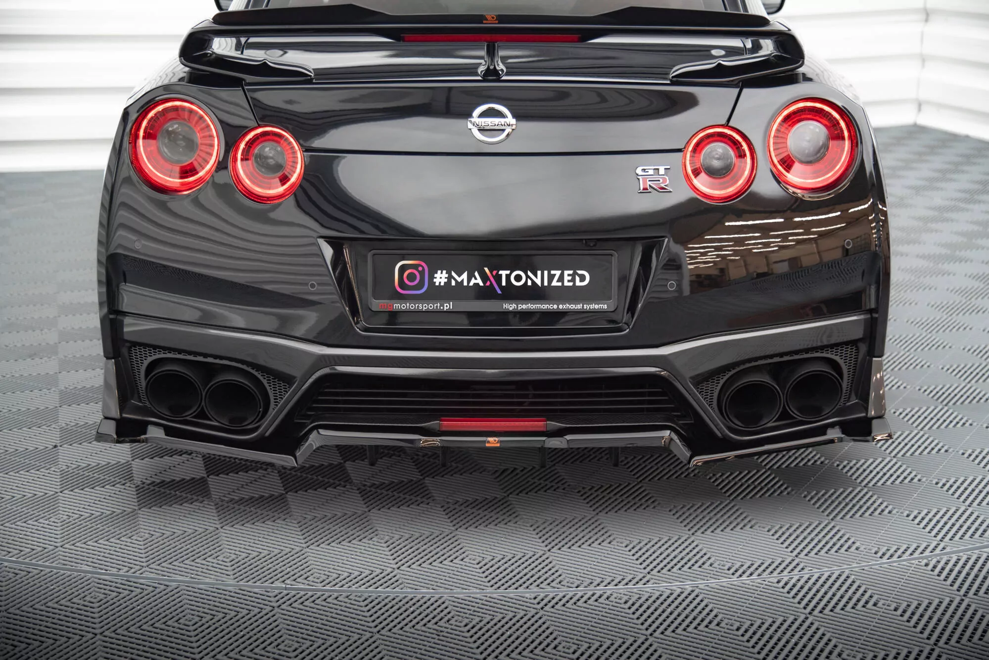 Hinten Splitter (mit Einem Vertikalem Balken) Nissan GTR R35 Facelift Schwarz Hochglanz