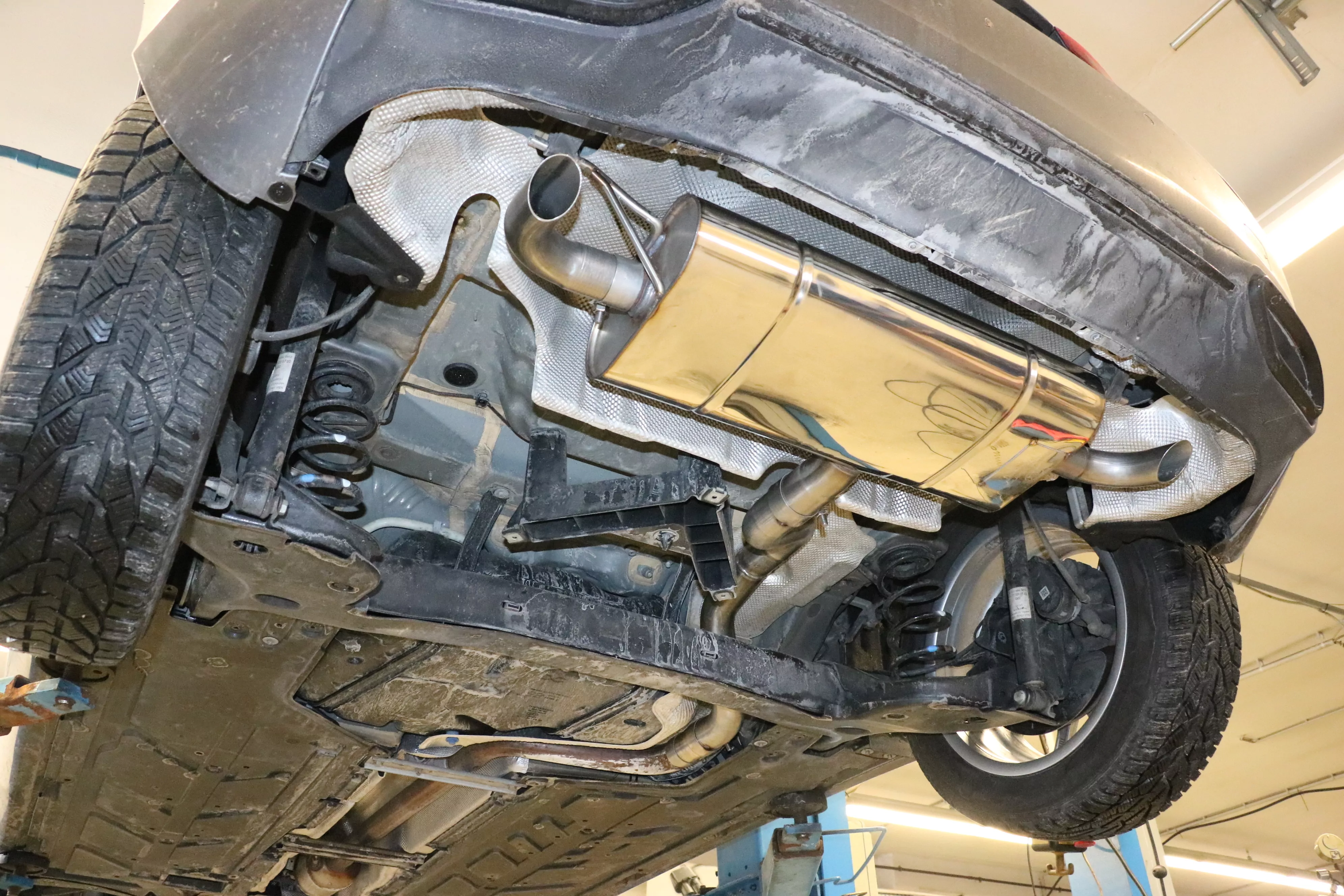 Mercedes A-Klasse - 177 - Starre Hinterachse  Endschalldämpfer quer Ausgang rechts/links