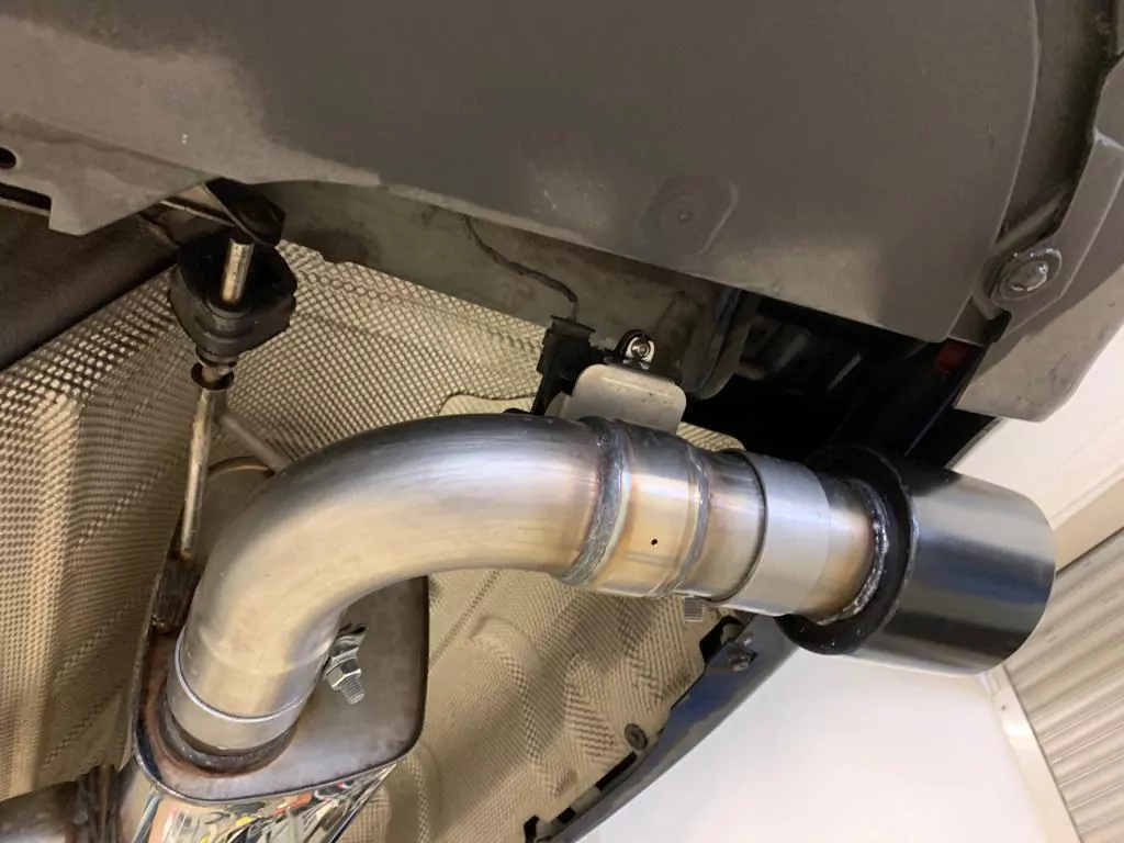 BMW F30/31 - 330i xDrive  Endschalldämpfer quer Ausgang rechts/links - 1x100 Typ 25 rechts/links Schwarz emalliert - mit Abgasklappe im linken Endrohr