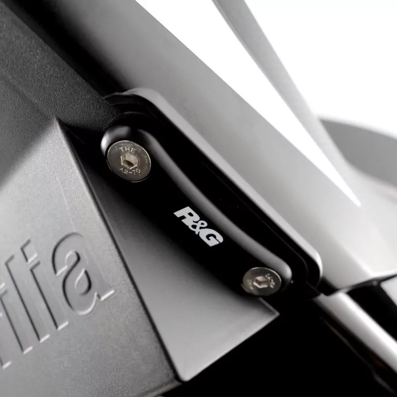 R&G hintere Fußrastenabdeckung Suzuki GSX-S 1000 2015- / GSX-S 950 2021- / Aprilia RS 457 2024-