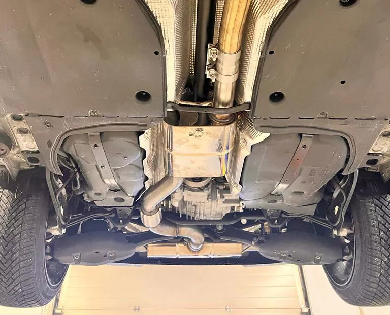 Cupra Formentor KM7 - 4x4  Endschalldämpfer quer Ausgang rechts/links inklusive Vorschalldämpfer - Endrohre hinter der Stoßstange