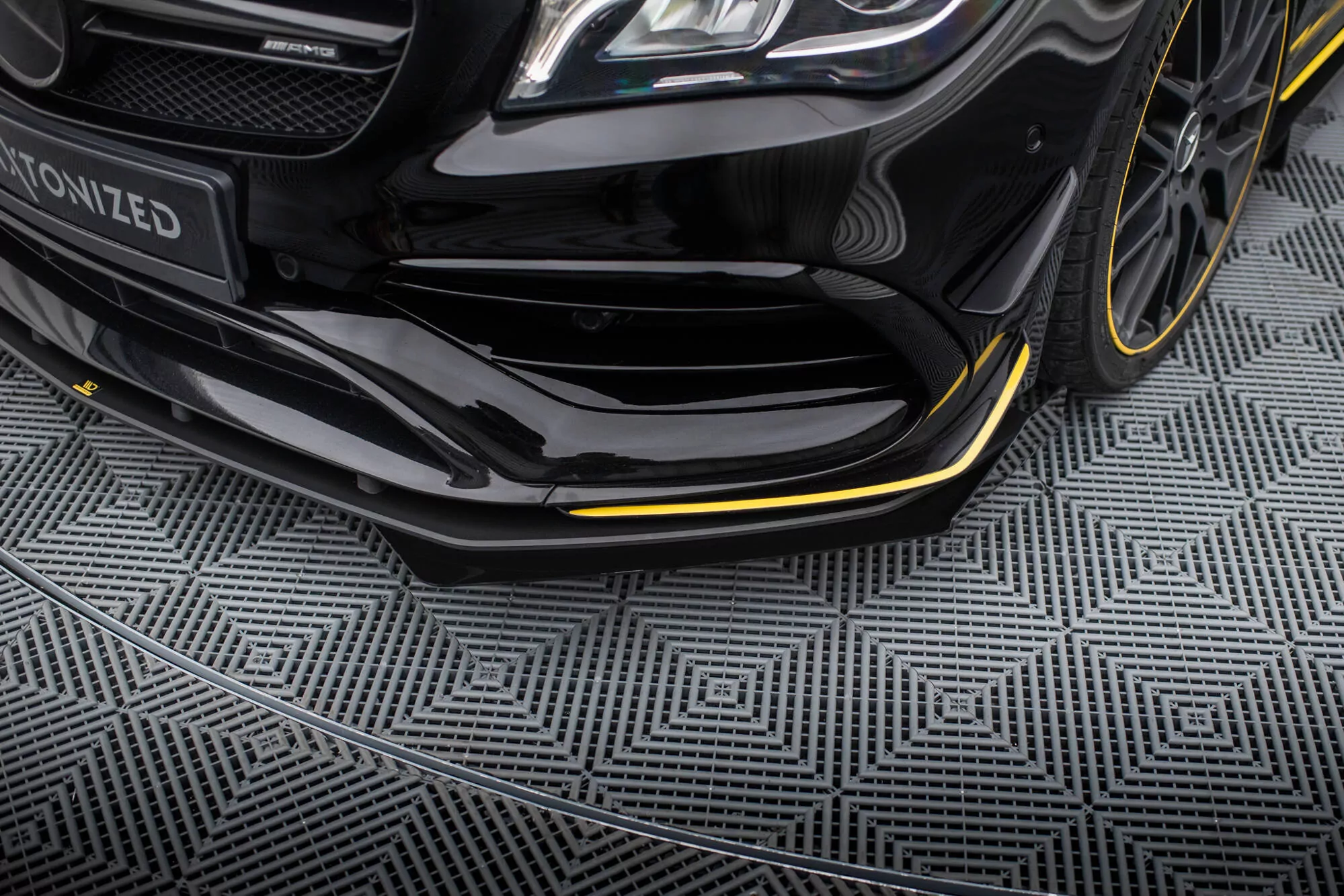 Street Pro Front Ansatz Für +Flaps Für + Flaps Mercedes-AMG CLA 45 Aero C117 Facelift Schwarz Hochglanz